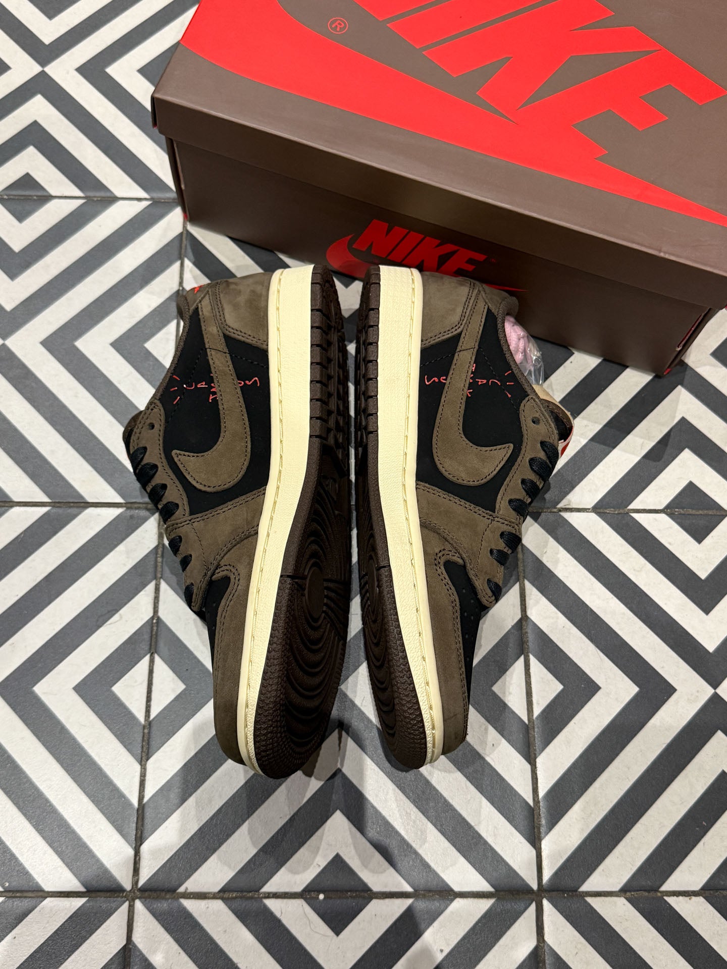 Jordan 1 Low Travis Scott Mocha (Taille 40)