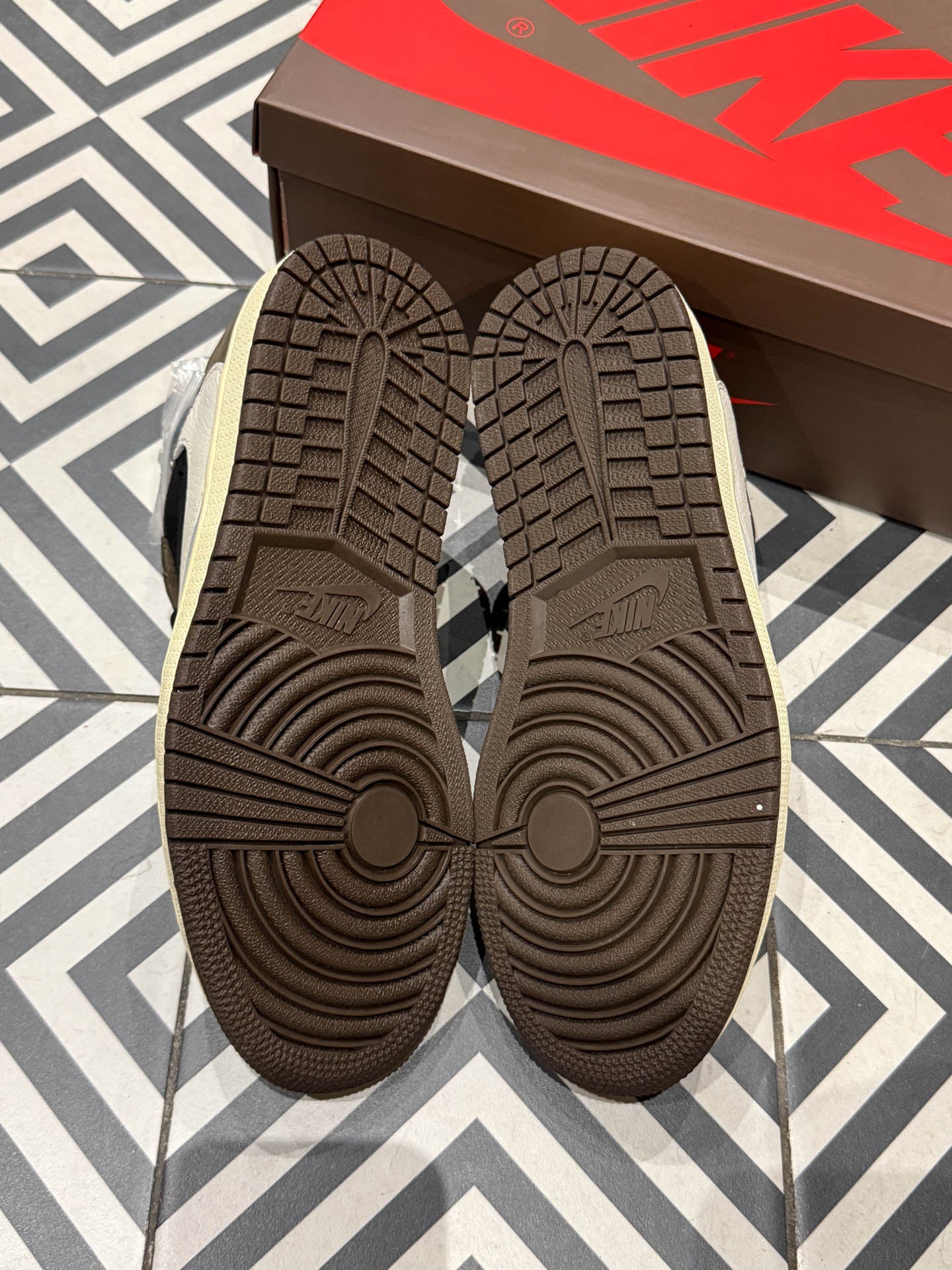 Jordan 1 Low Travis Scott Mocha (Taille 40)