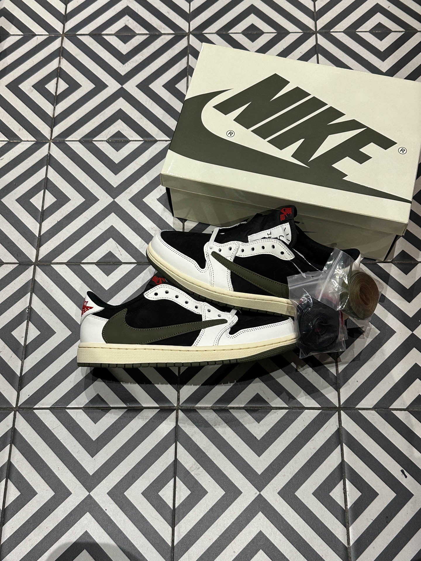 Jordan 1 Low Travis Scott Olive (Taille 40)