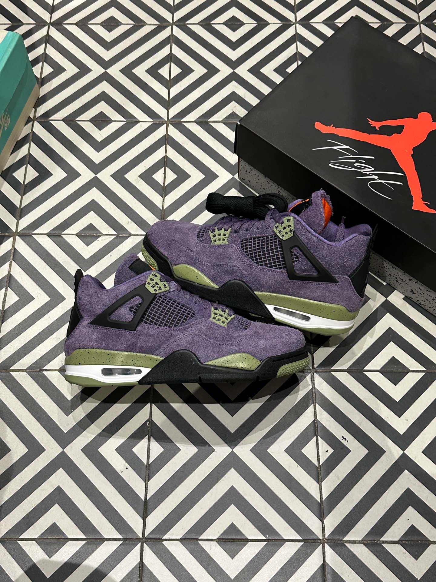 Jordan 4 Canyon Purple (Taille 40,5)