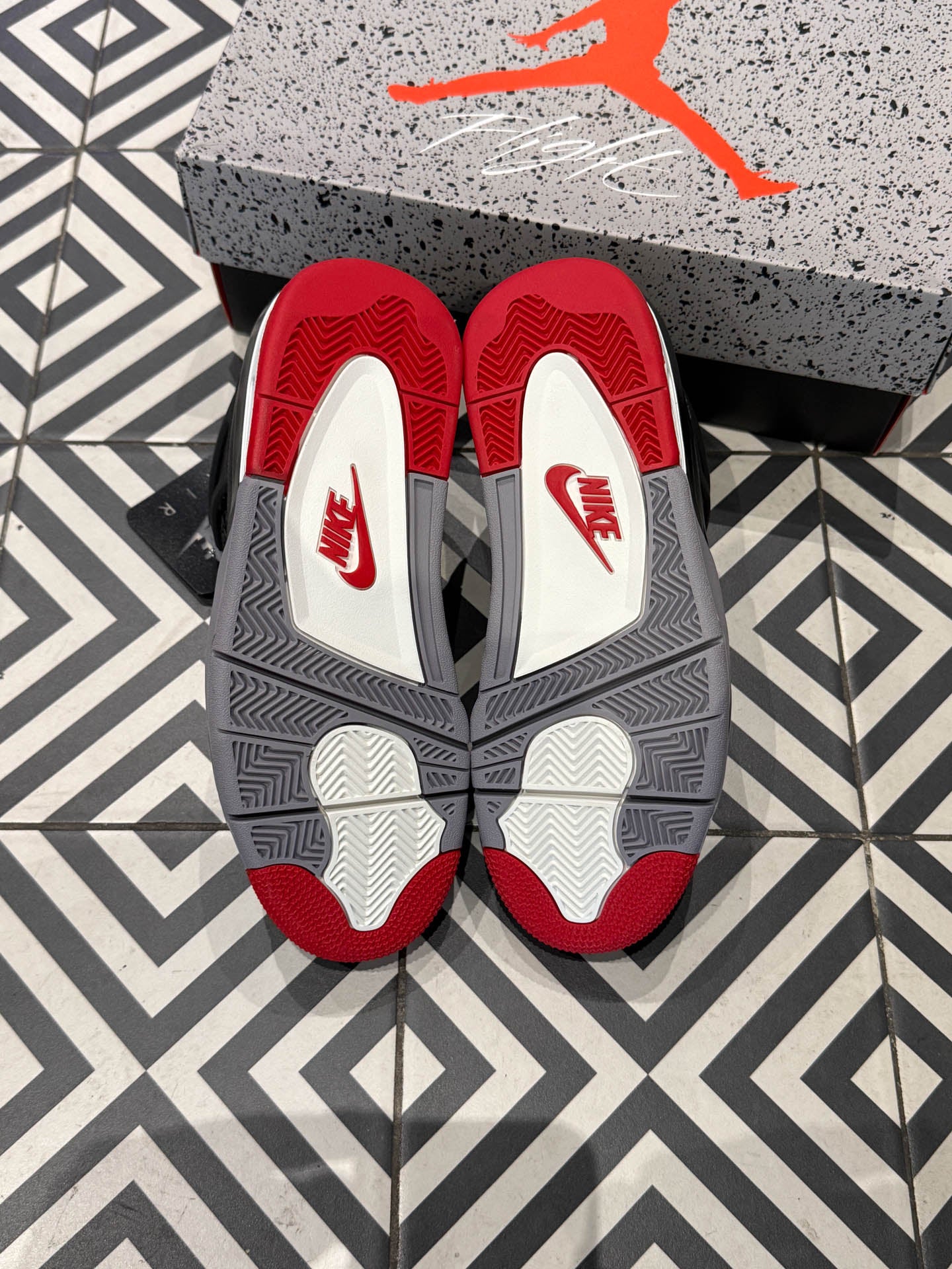 Jordan 4 bred Reimagined (Taille 40,5)