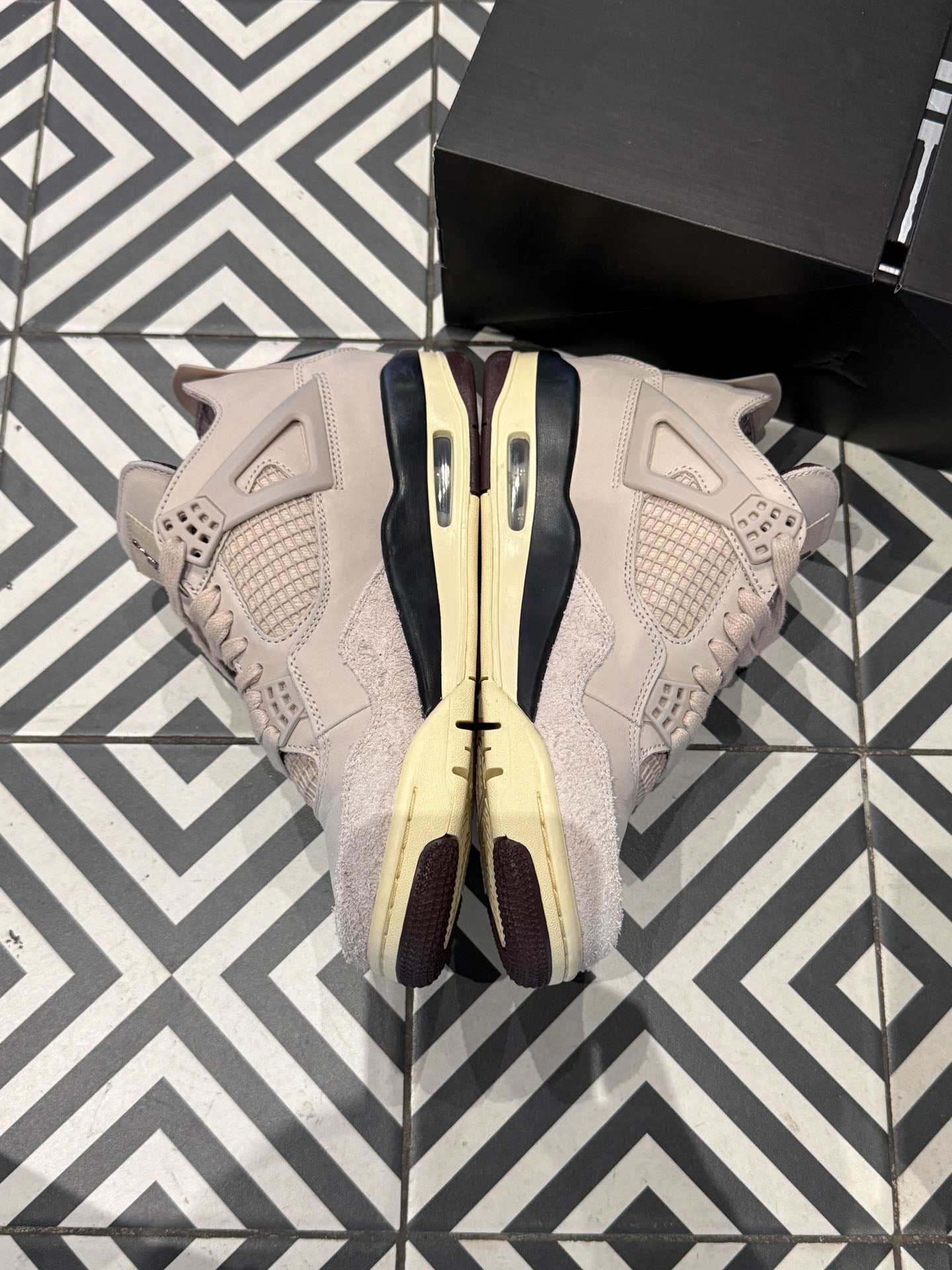 Jordan 4 A Ma Maniere Phantom (Taille 40)