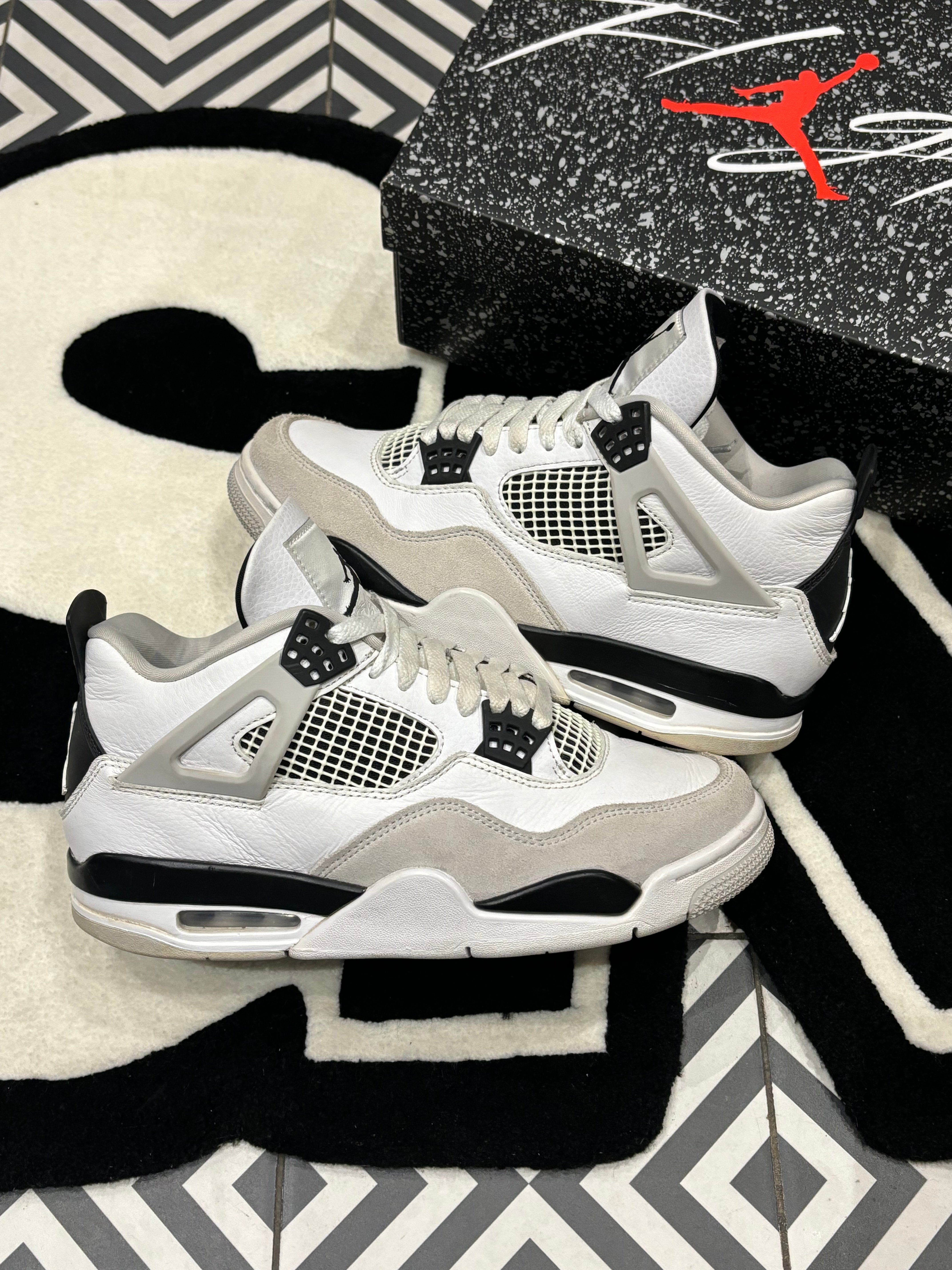 Jordan 4 Military Black Taille 41 SwaveKiqs