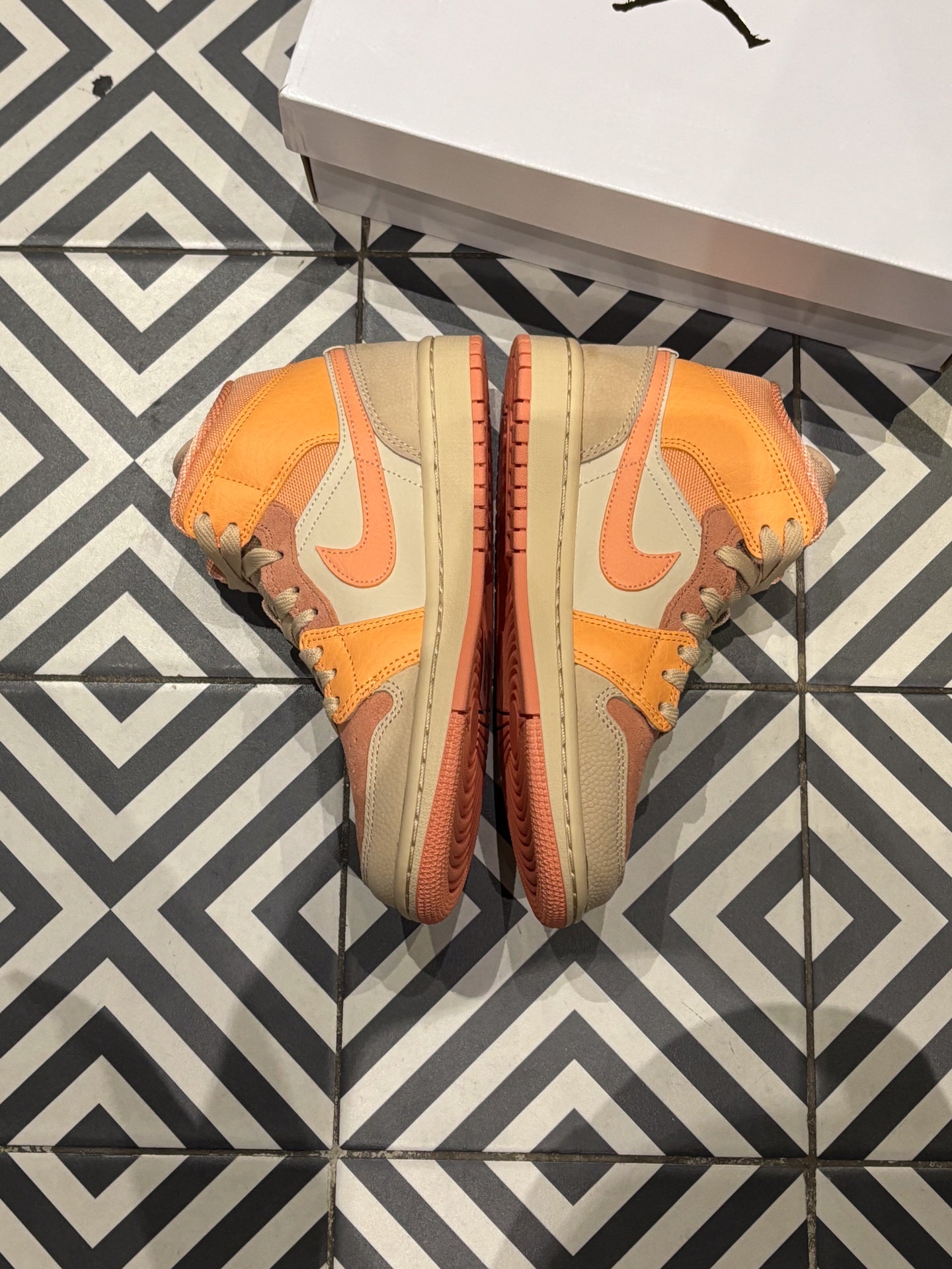 Jordan 1 Mid Abricot (Taille 37,5)