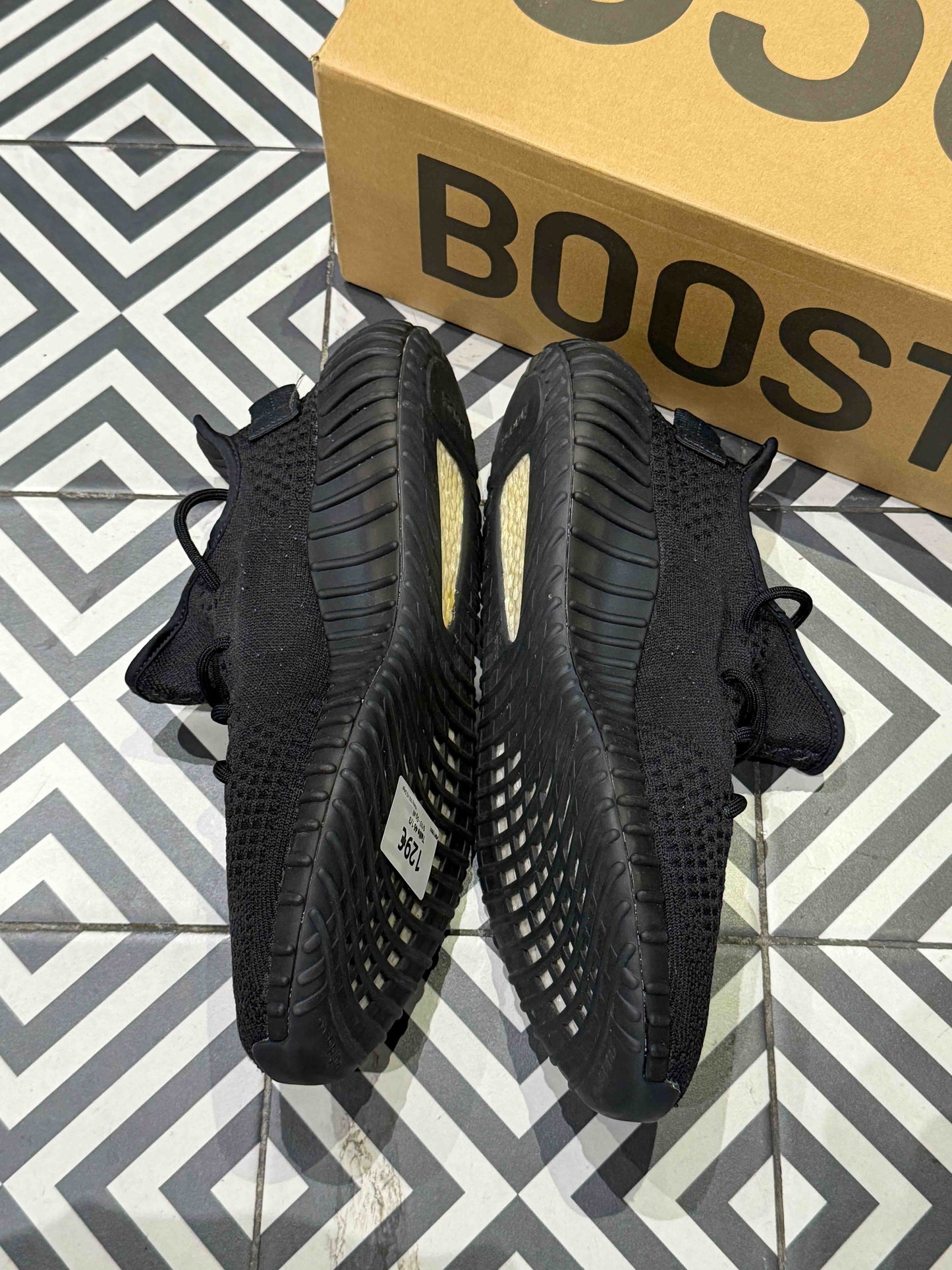 Yeezy 350 V2 Onyx (Taille 46 1/3)