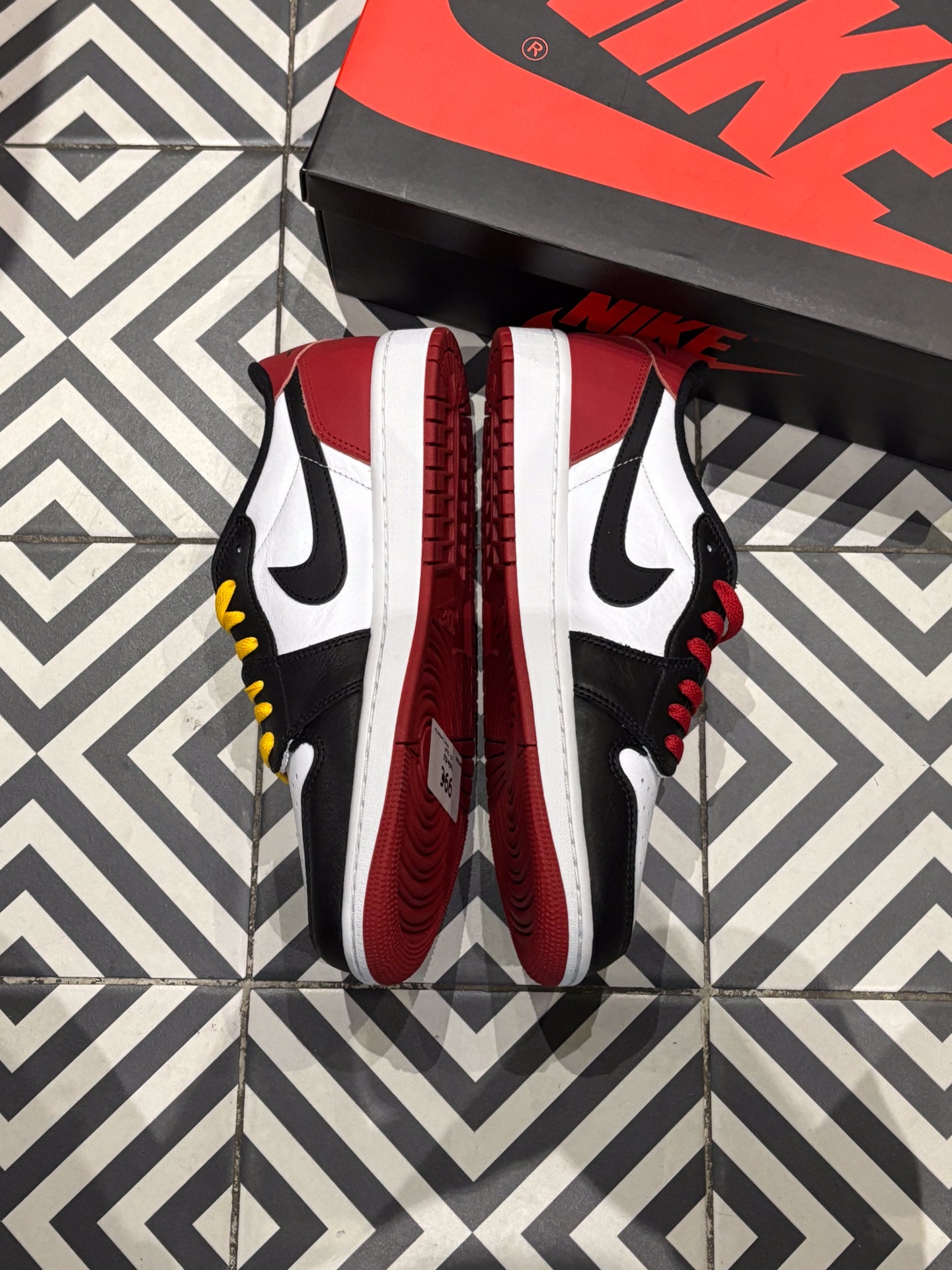 Jordan 1 Low Black Toe (Taille 42,5)