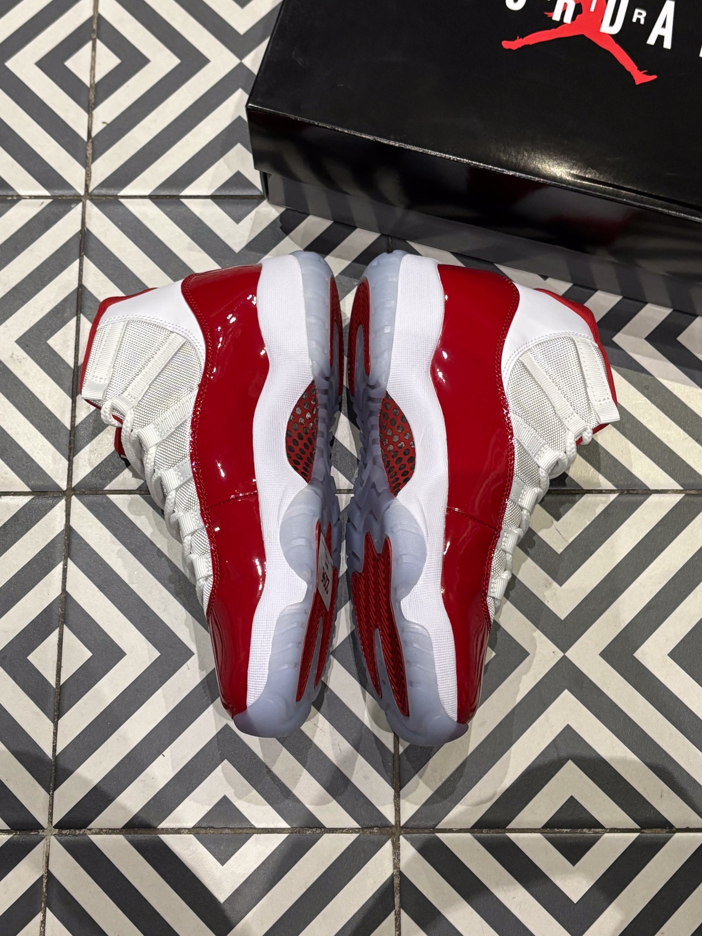 Jordan 11 Cherry (Taille 42)