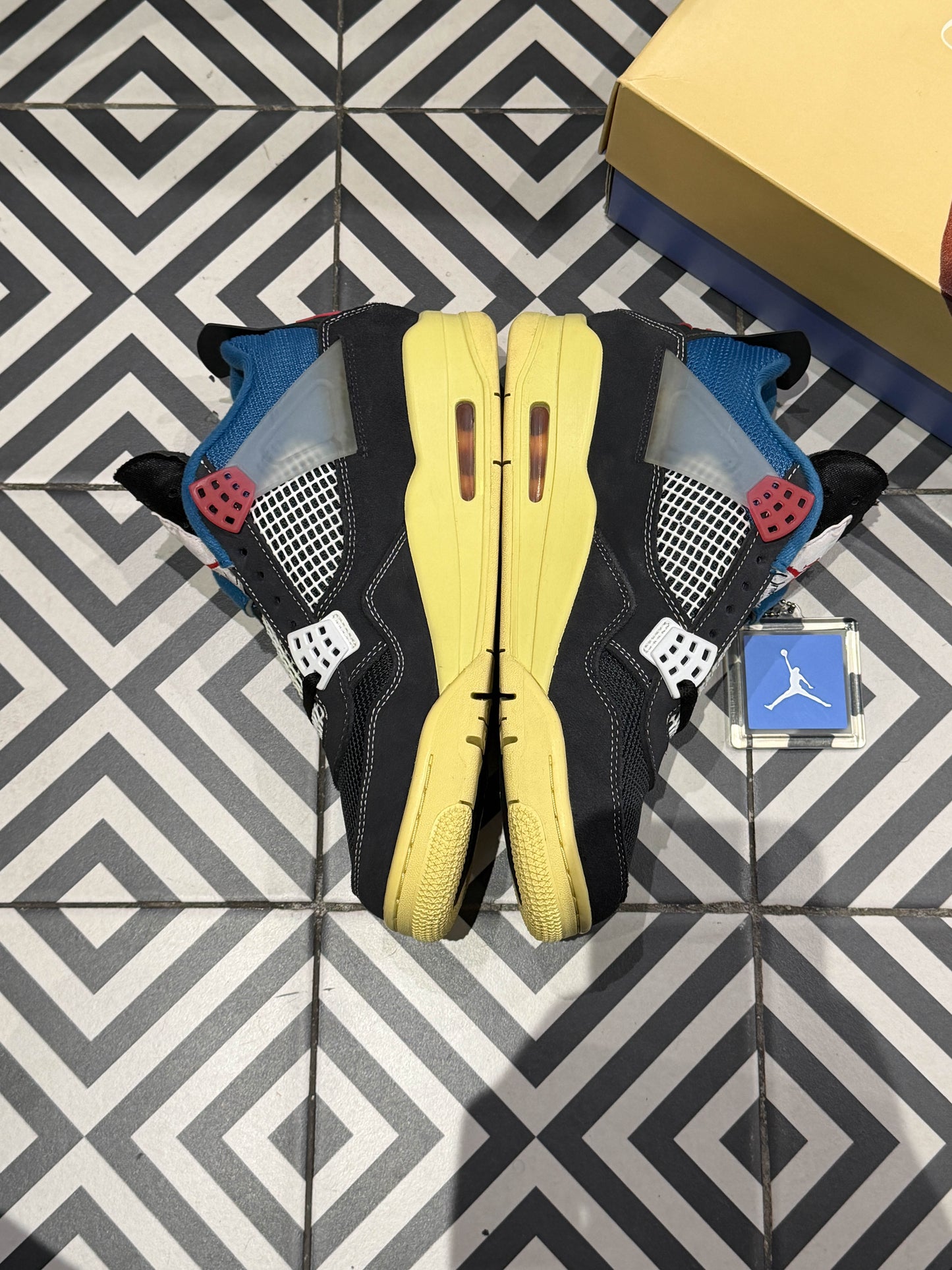 Jordan 4 Union Off Noir (Taille 42,5)