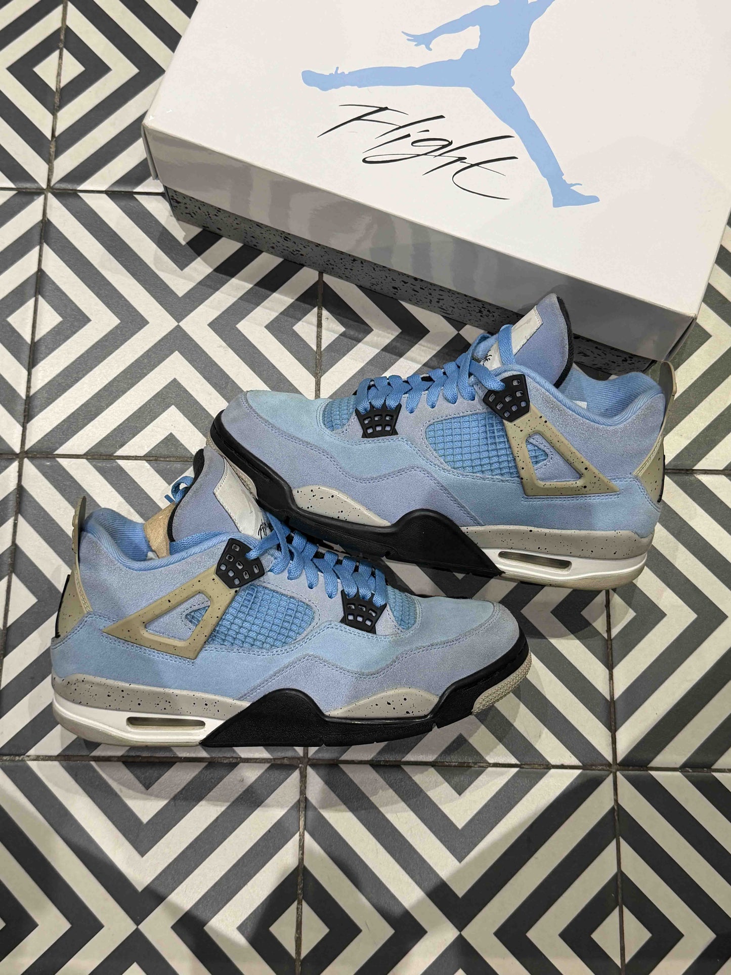 Jordan 4 UNC (Taille 43)