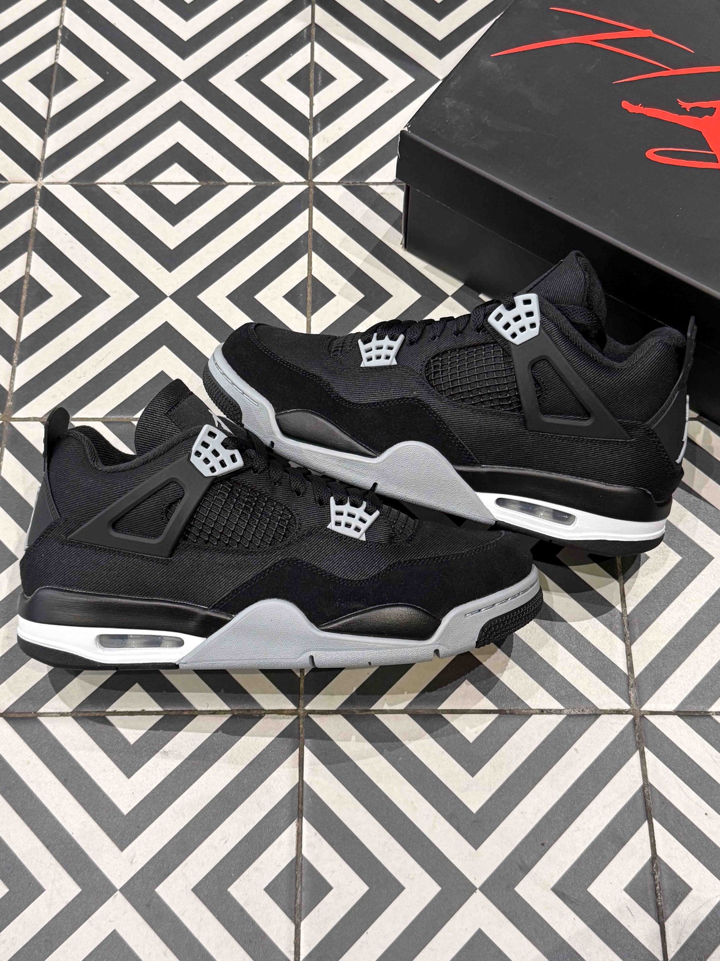 Jordan 4 Black canvas (Taille 44,5)
