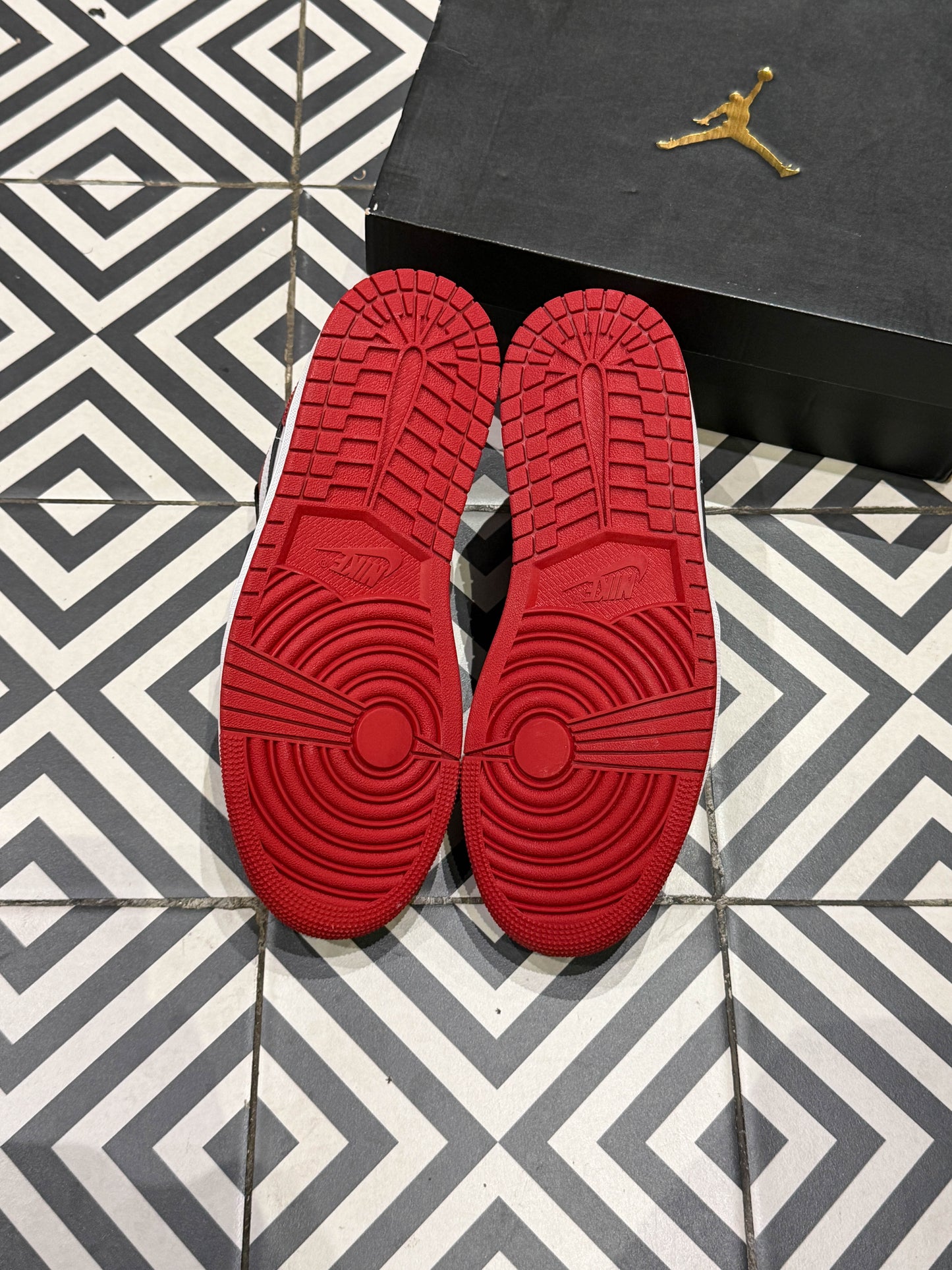 Jordan 1 Low Black Toe (Taille 41)