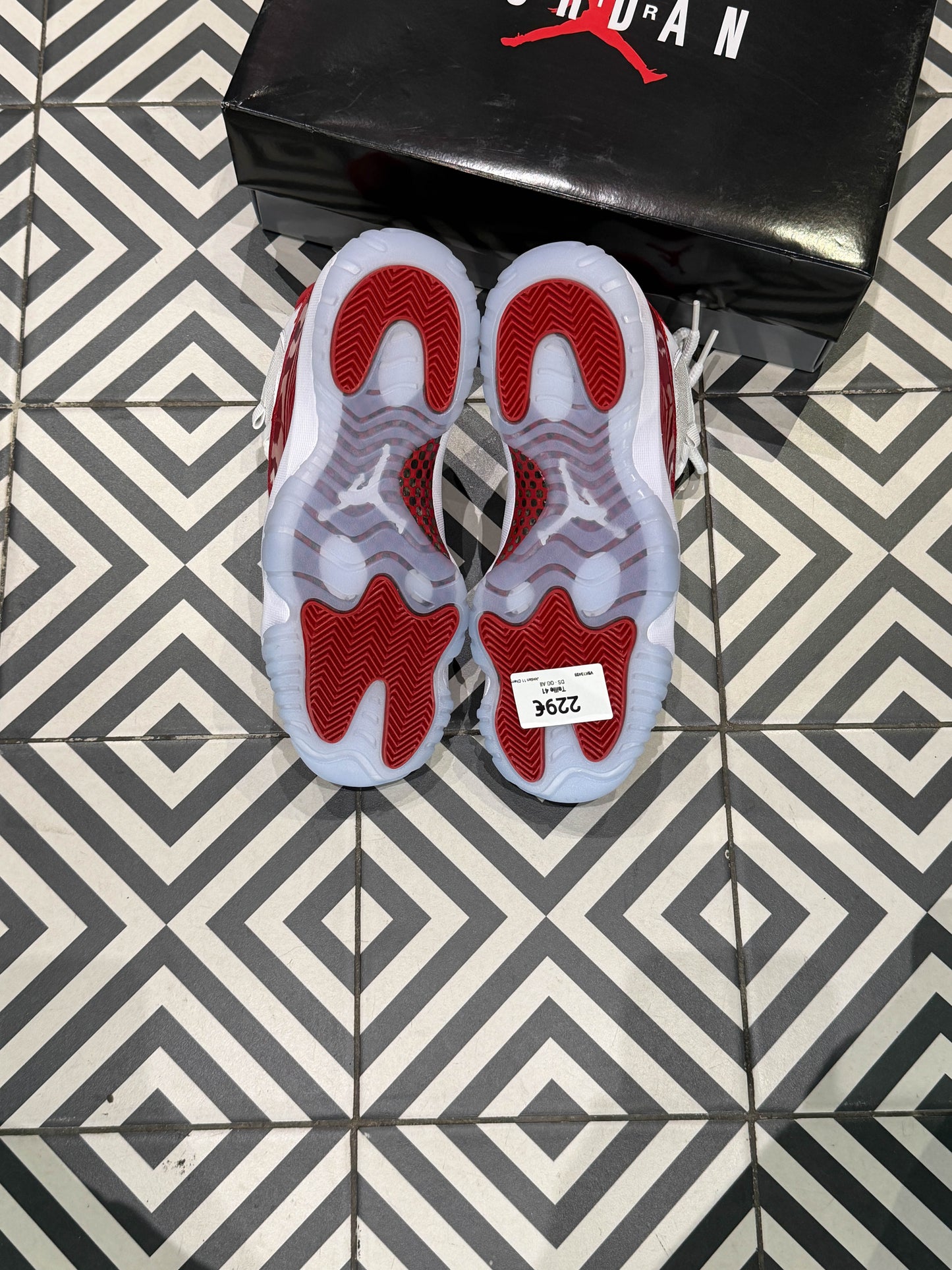 Jordan 11 Cherry (Taille 41)