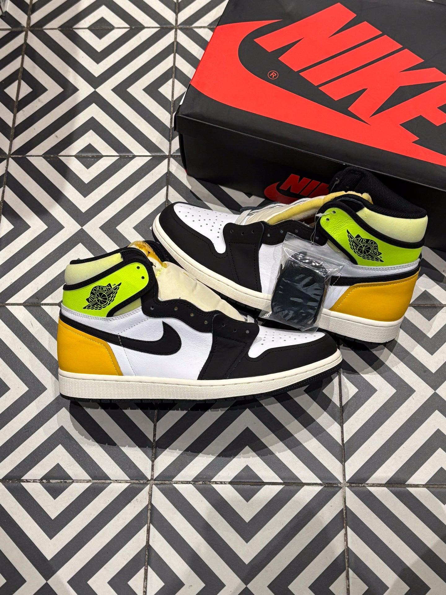 JORDAN 1 HIGH Volt (Taille 44)