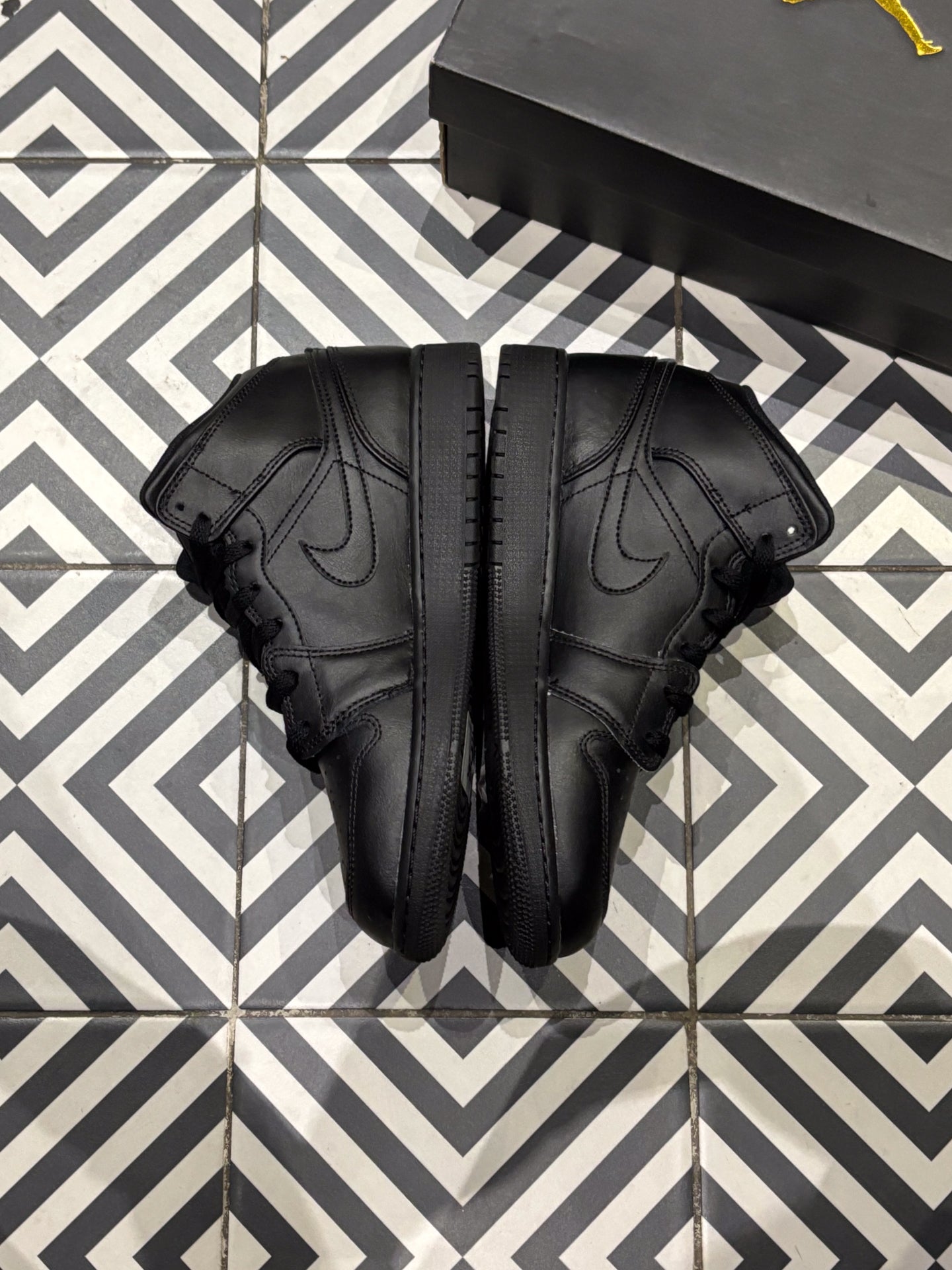 Jordan 1 Mid Triple Black (Taille 40)
