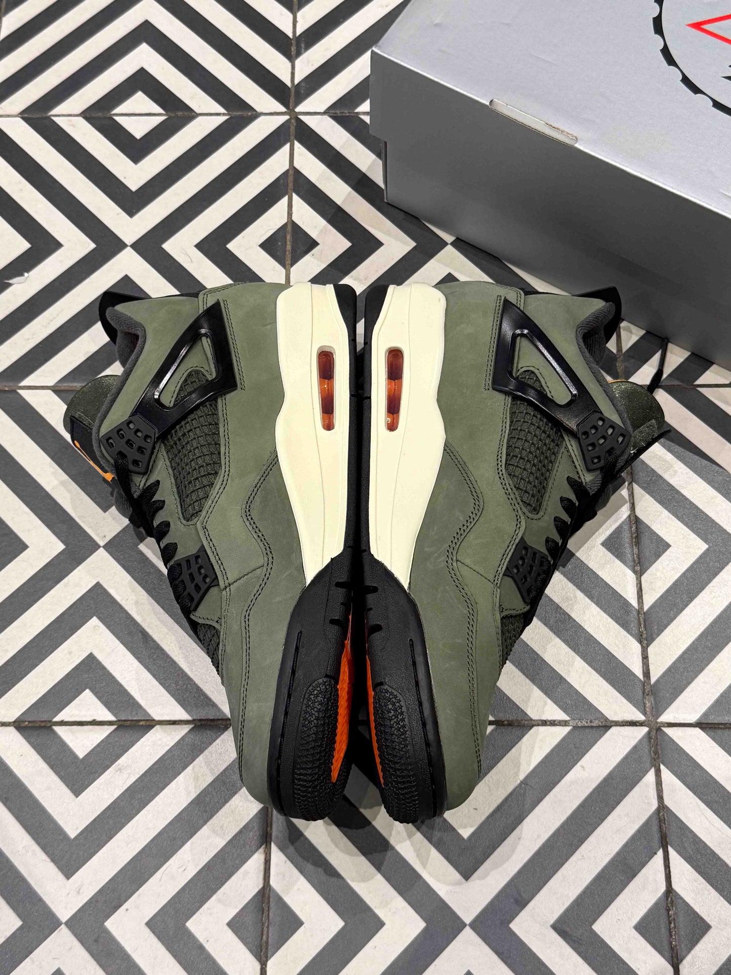 Jordan 4 Undefeated (Taille 44)