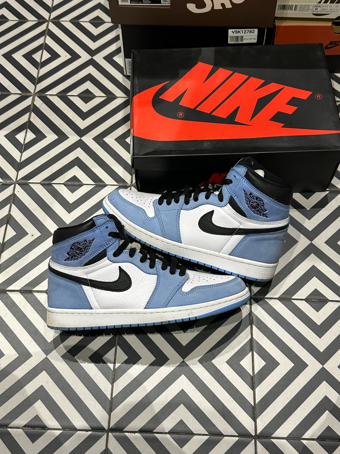 Jordan 1 High University Blue (Taille 43)