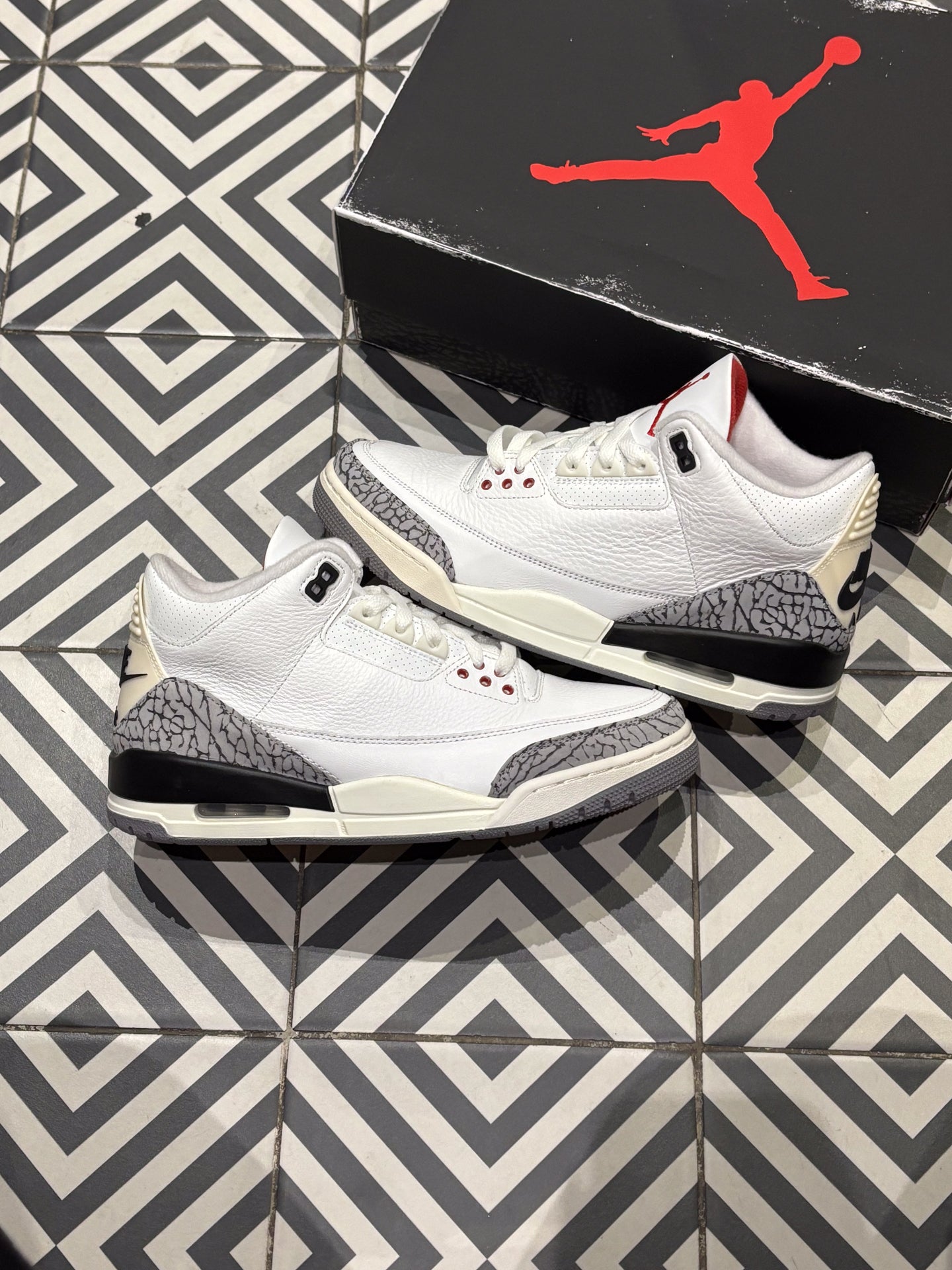 Jordan 3 White Cement Reimagined (Taille 42,5)