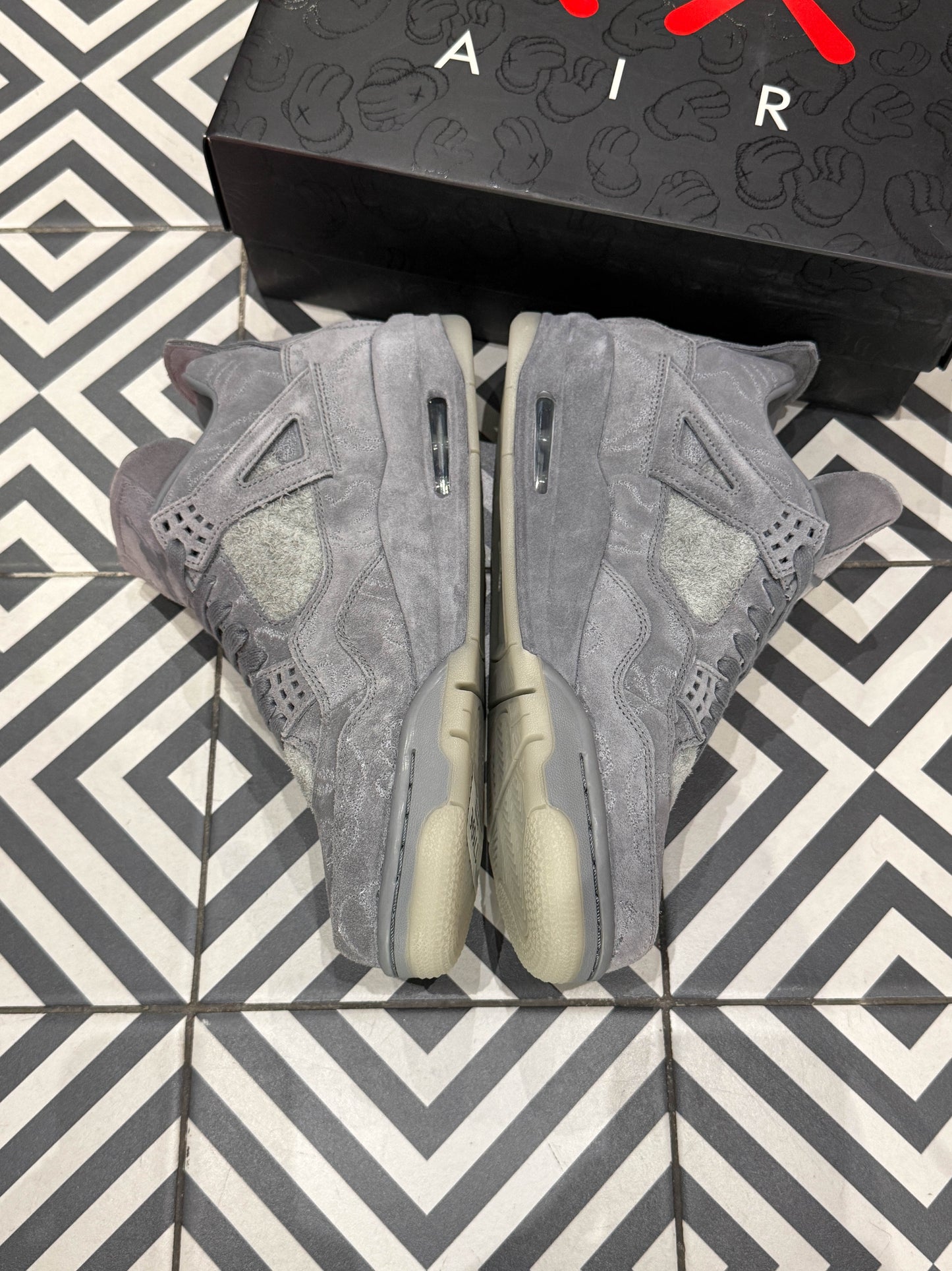 Jordan 4 KAWS Grey (Taille 44,5)