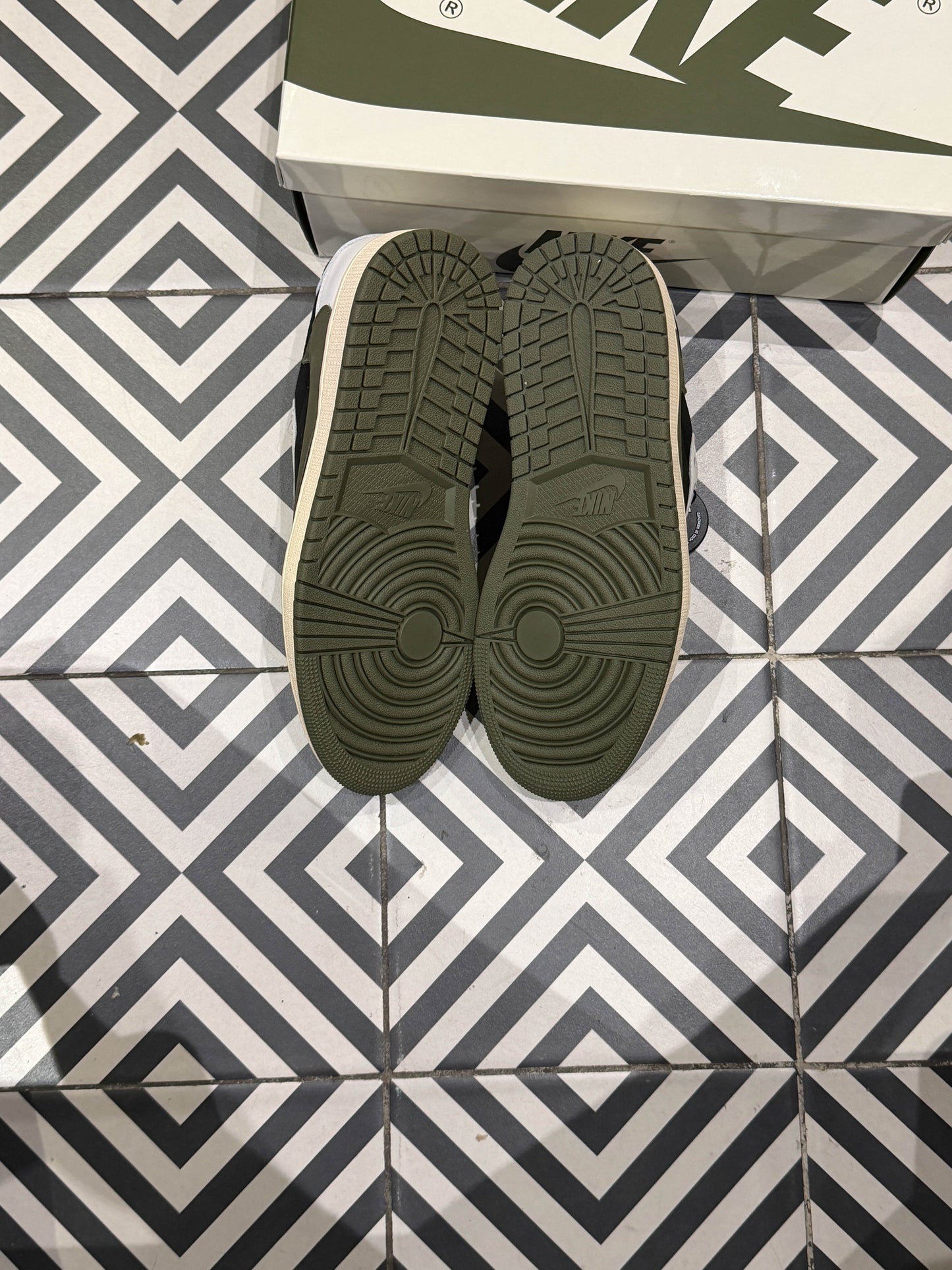 Jordan 1 Low Travis Scott Olive (Taille 38,5)