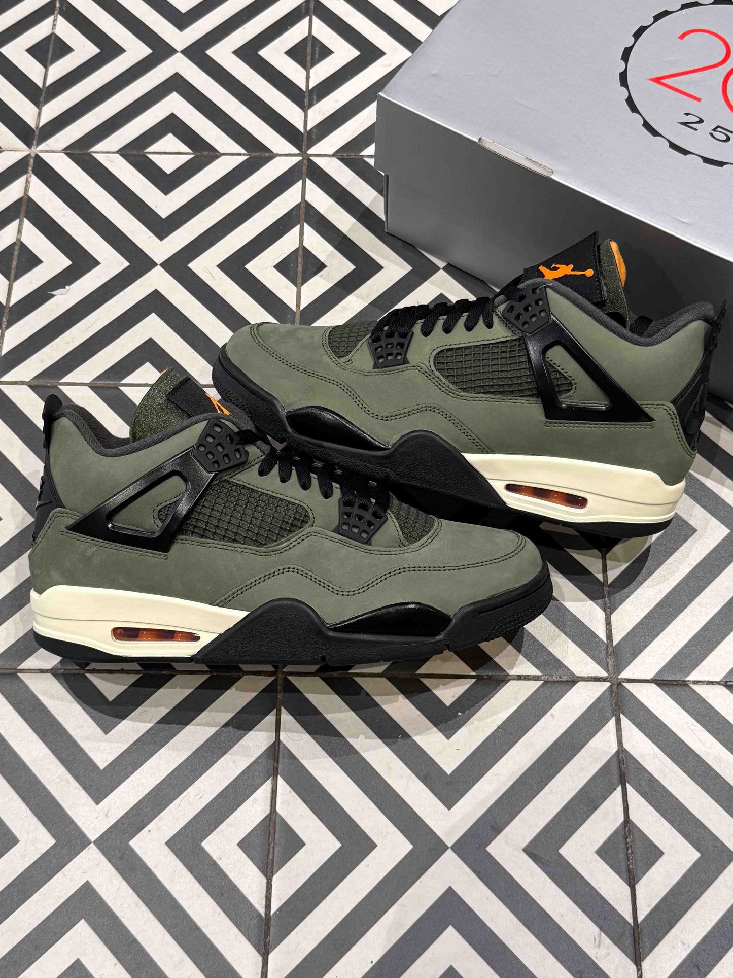 Jordan 4 Undefeated (Taille 45)