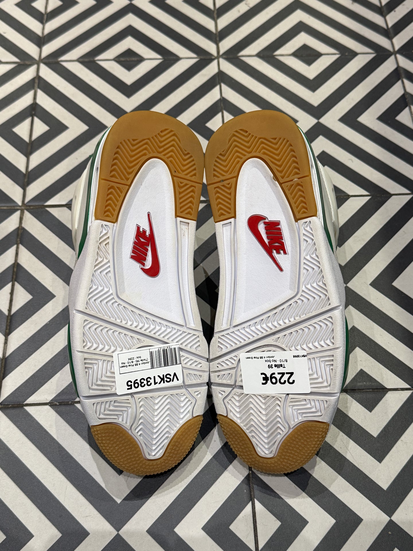 Jordan 4 SB Pine Green (Taille 39)