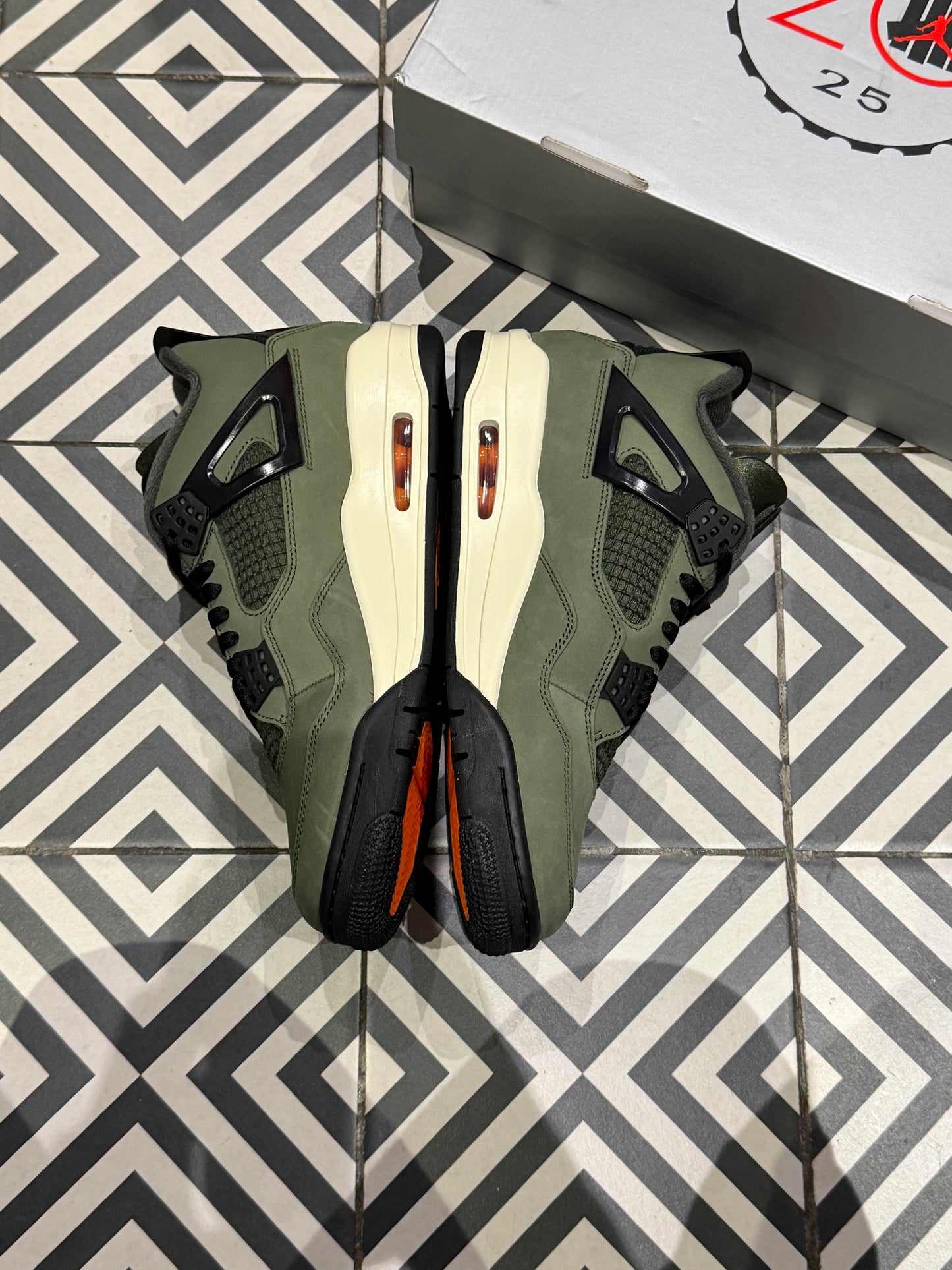 Jordan 4 Undefeated (Taille 43)