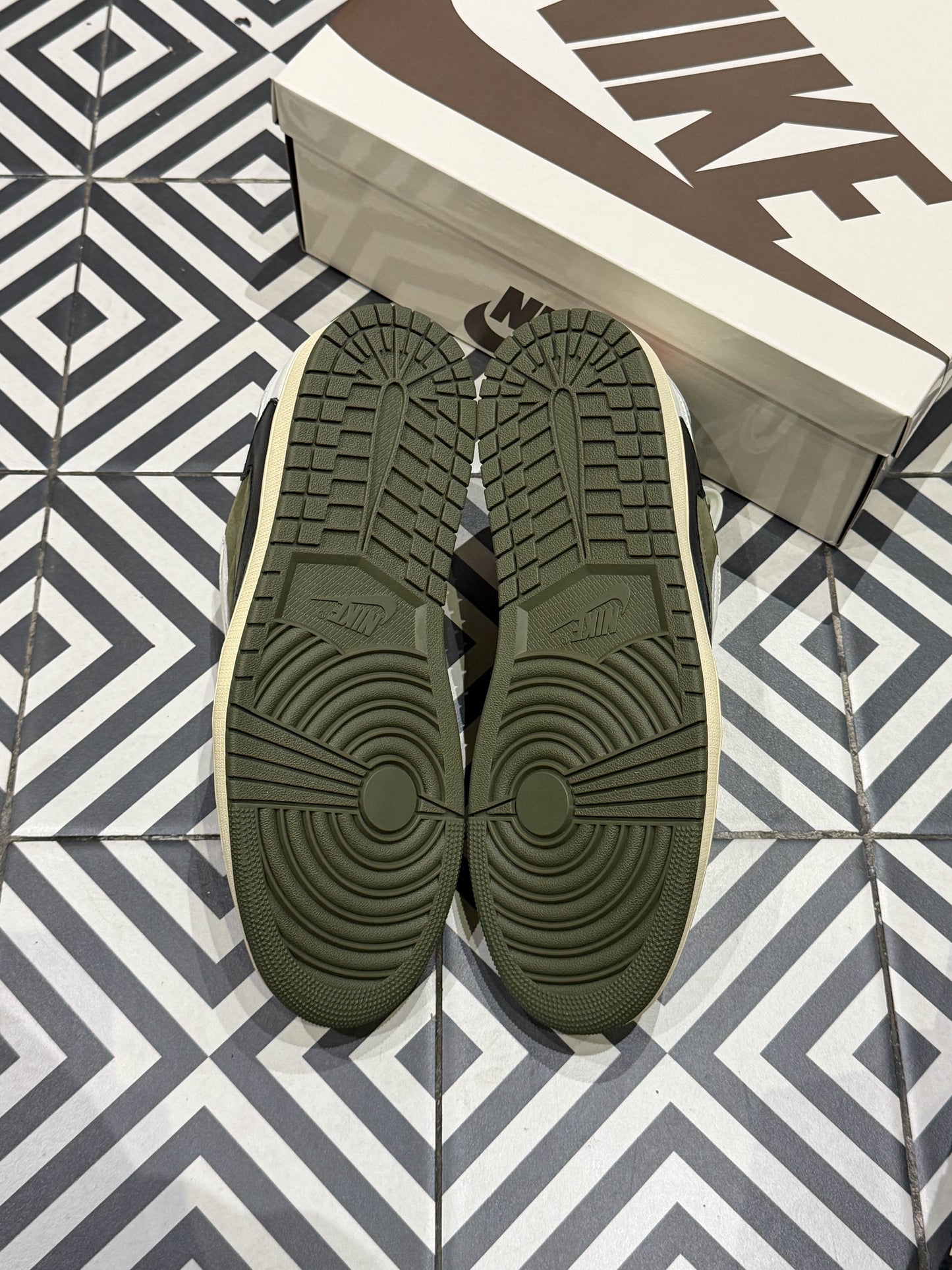 Jordan 1 Low Travis Scott Medium Olive (Taille 44)