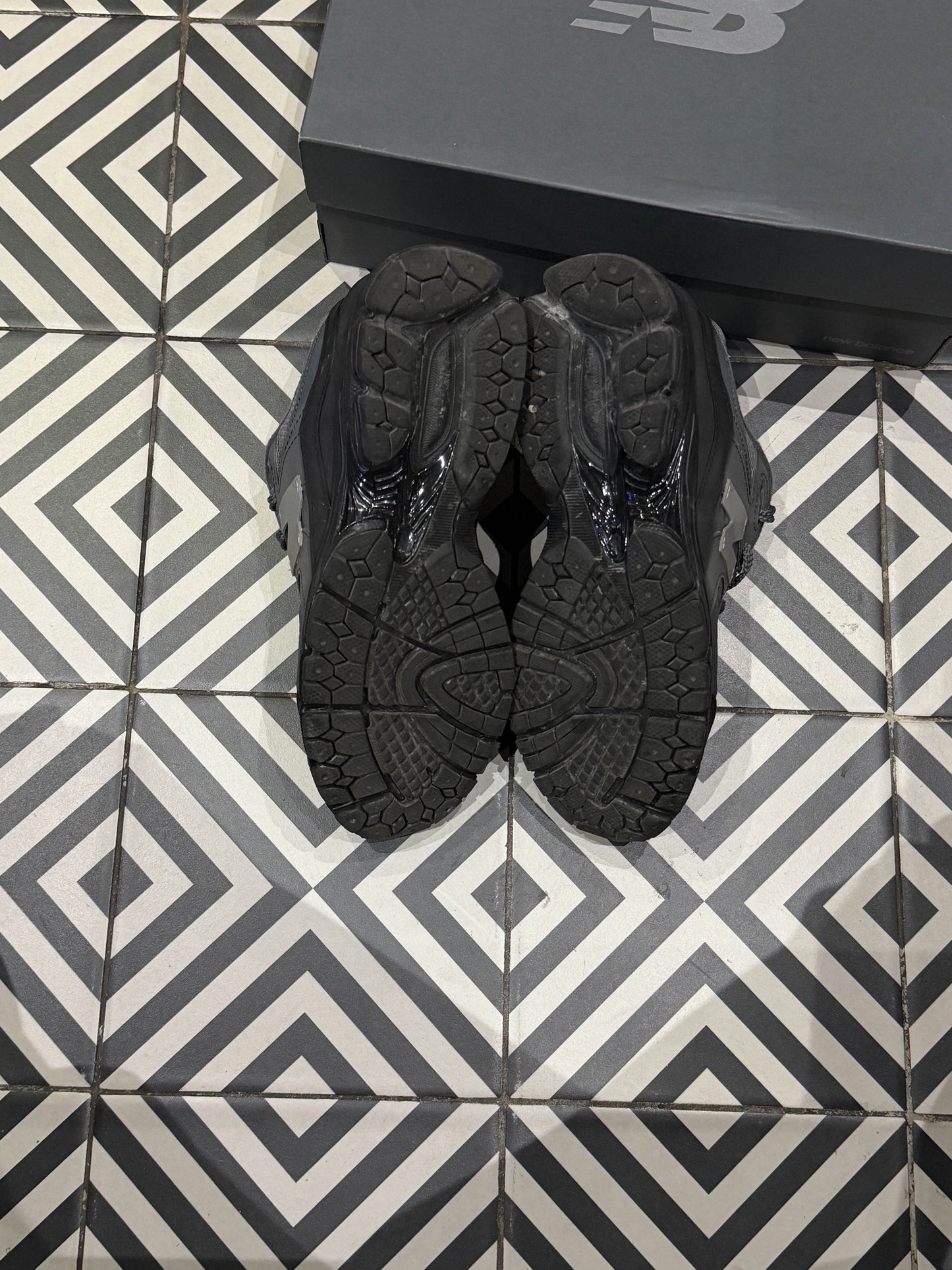 New Balance 2002R The Basement Friends And Family (Taille 41,5)