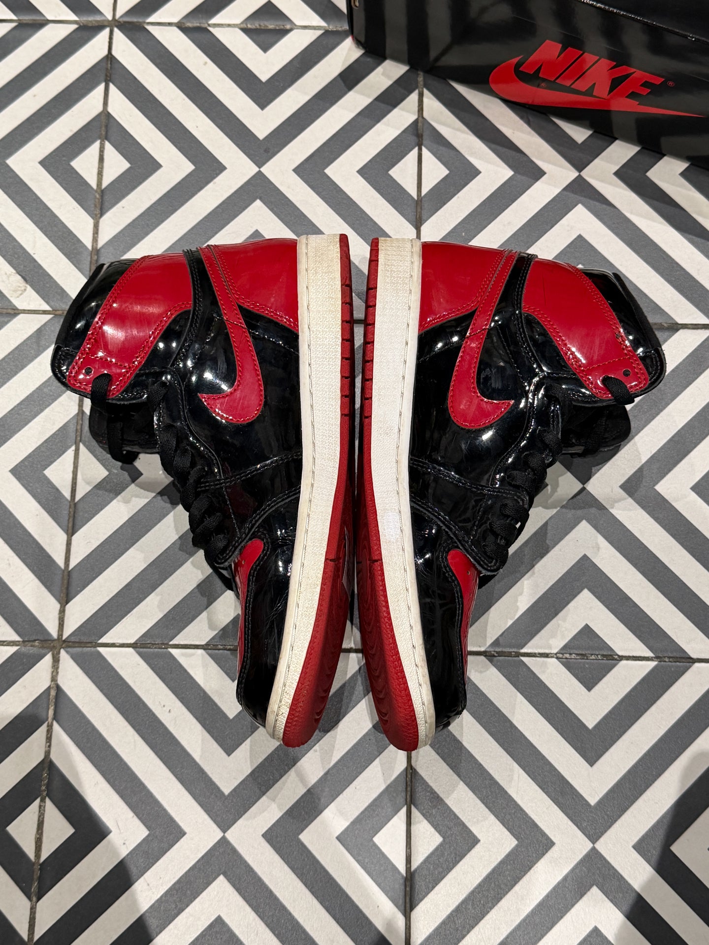 Jordan 1 High Patent Bred (Taille 43)