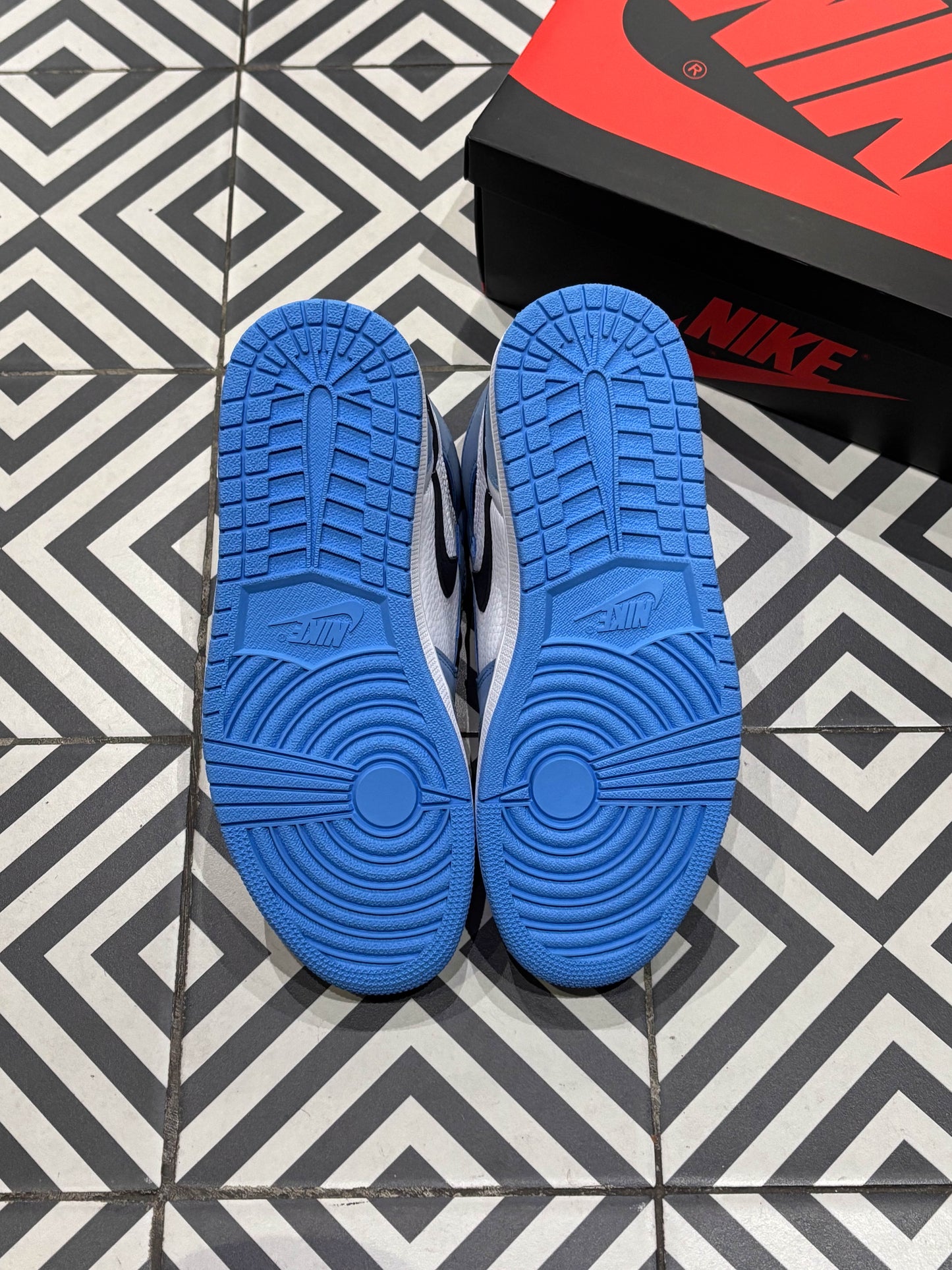 Jordan 1 High University Blue (Taille 42)