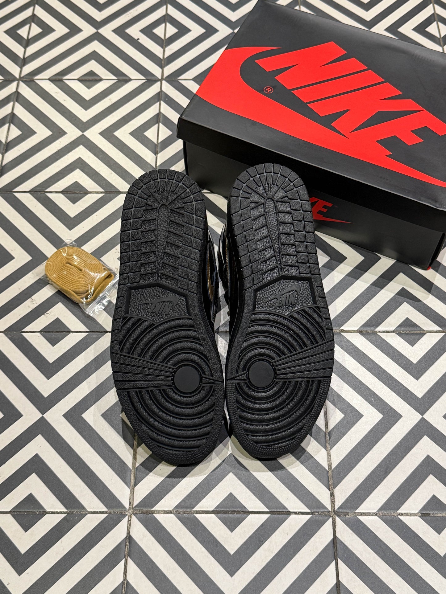 Jordan 1 High Metallic Gold (Taille 43)