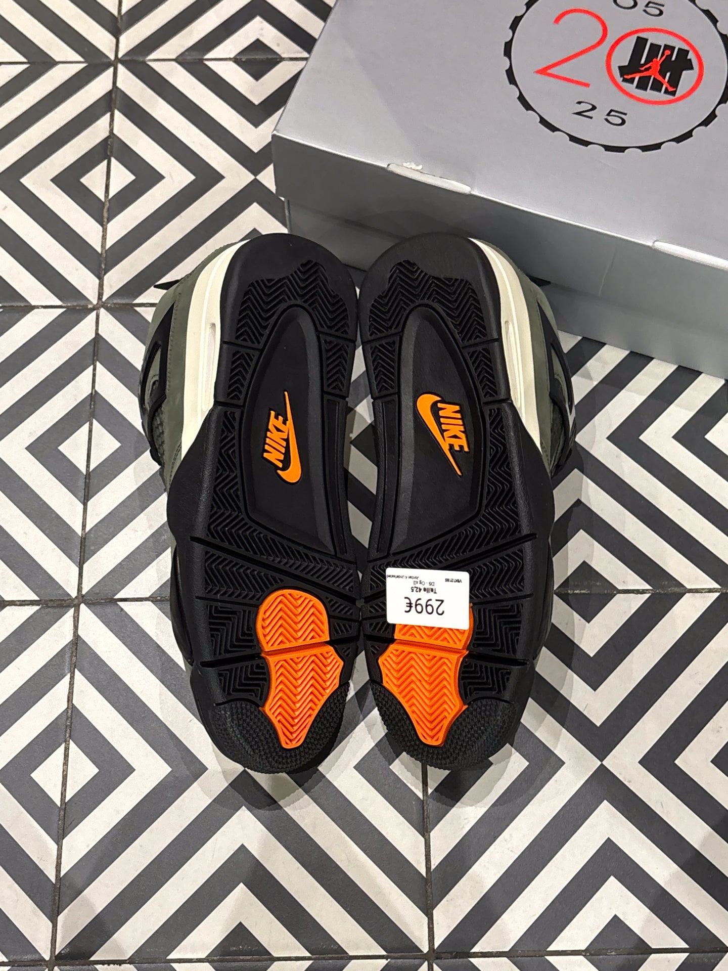 Jordan 4 Undefeated (42,5)