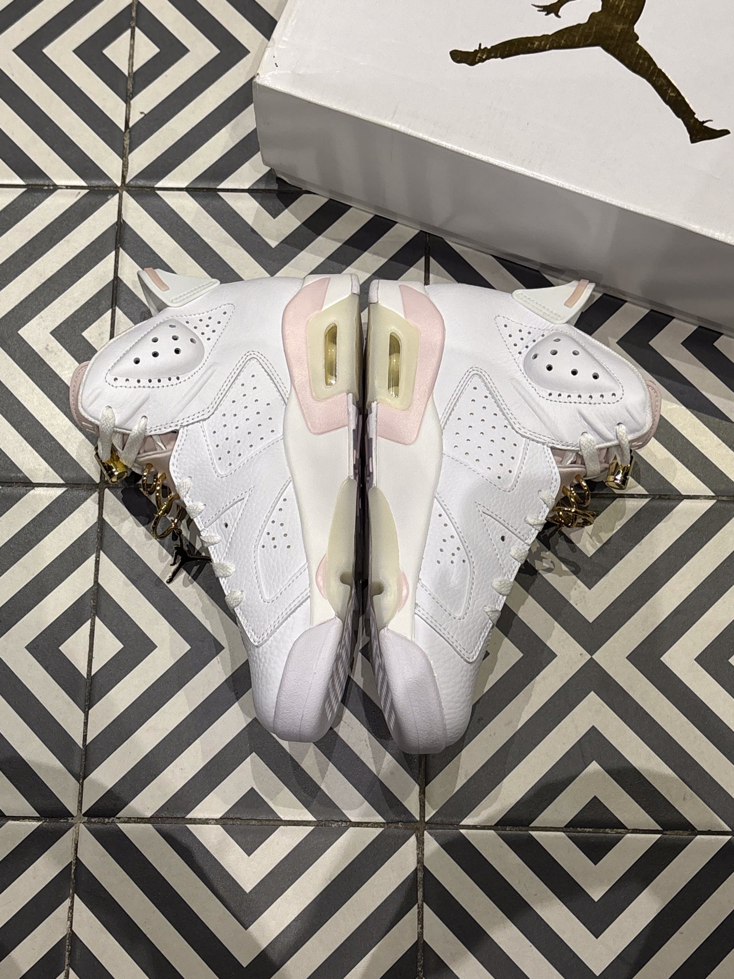 Jordan 6 Boucle d'or (Taille 41)
