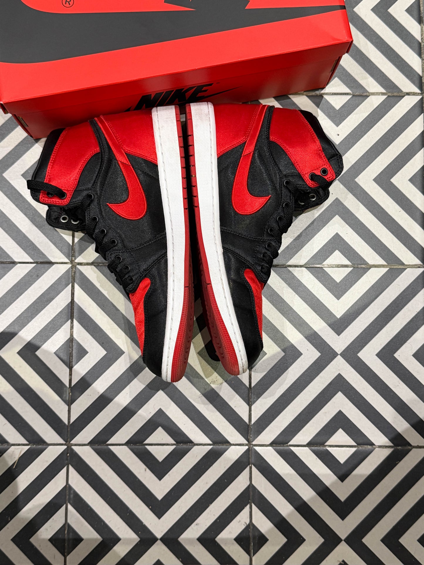 Jordan 1 High Satin Bred (Taille 44)