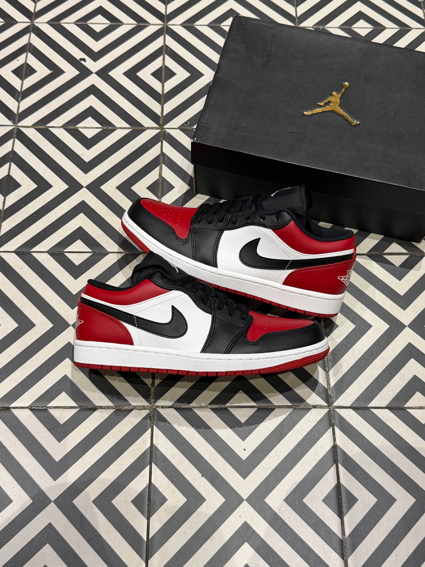 Jordan 1 Low Black Toe (Taille 41)