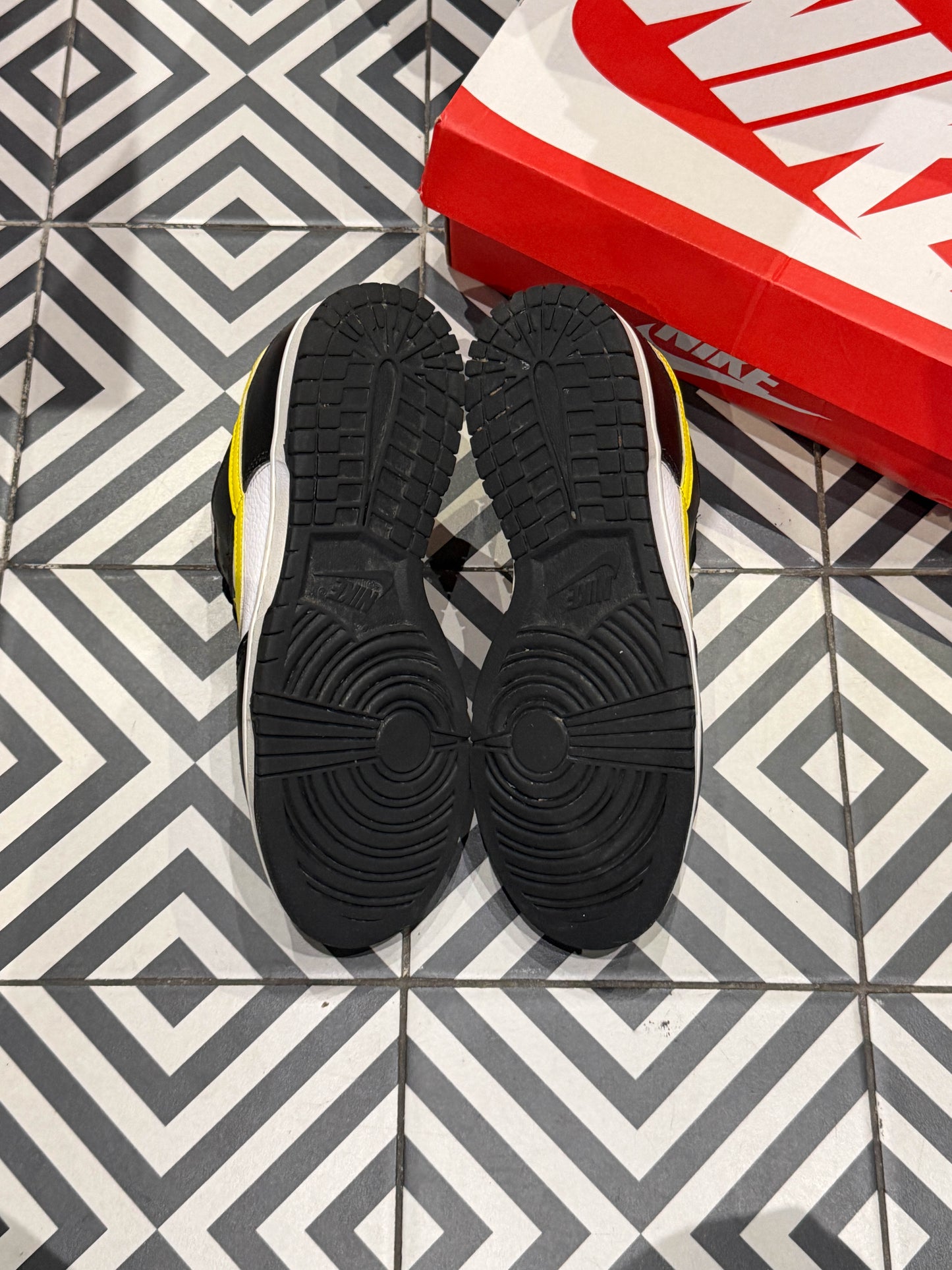 Dunk Low Black White Opti Yellow (Taille 41)