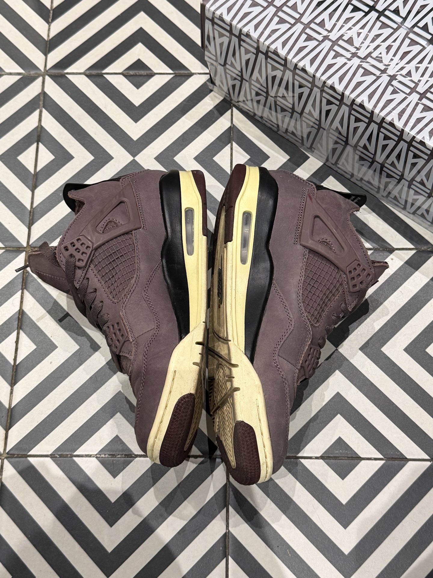 Jordan 4 A MA Maniere (Taille 41)