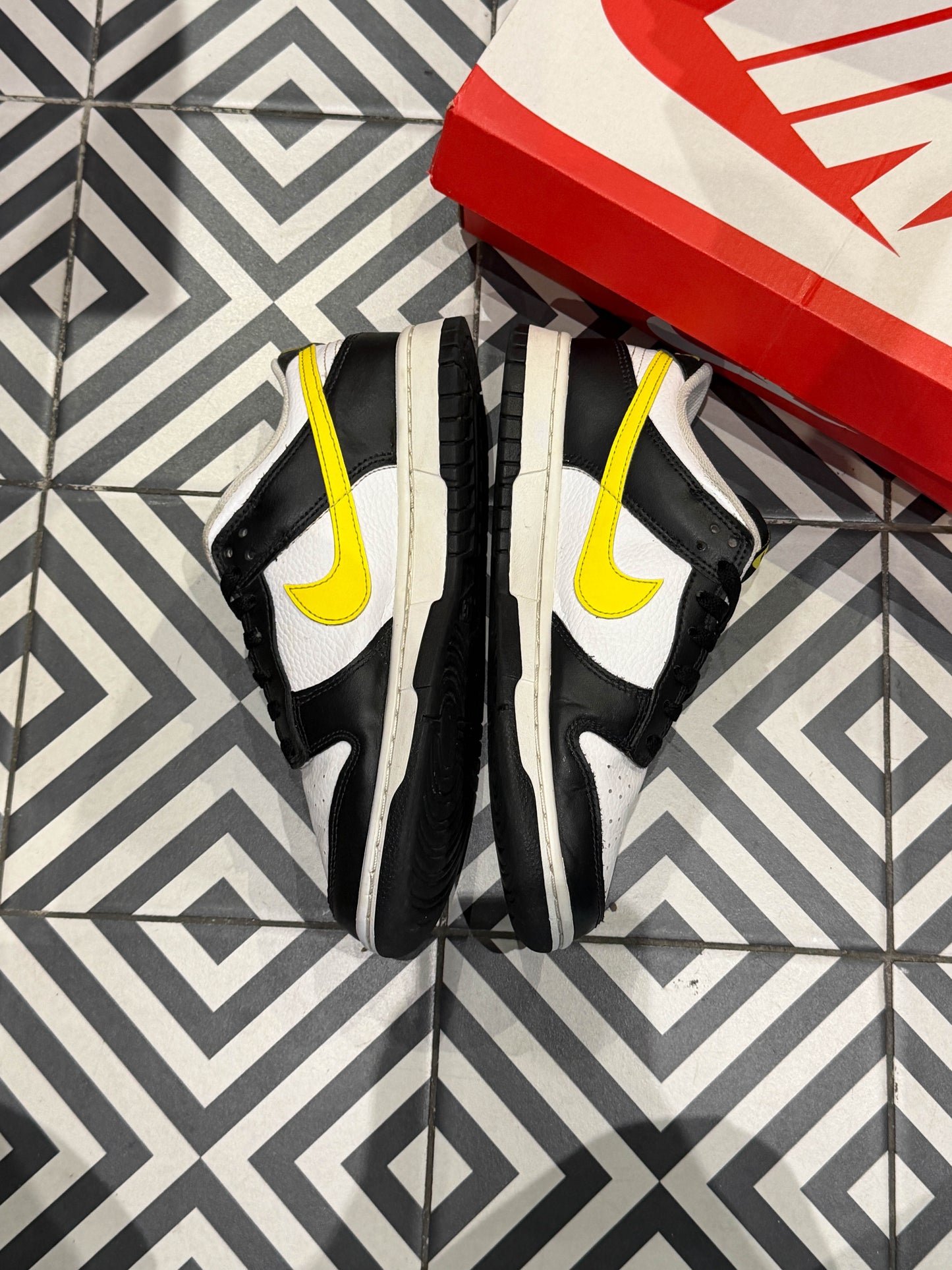 Dunk Low Black White Opti Yellow (Taille 41)