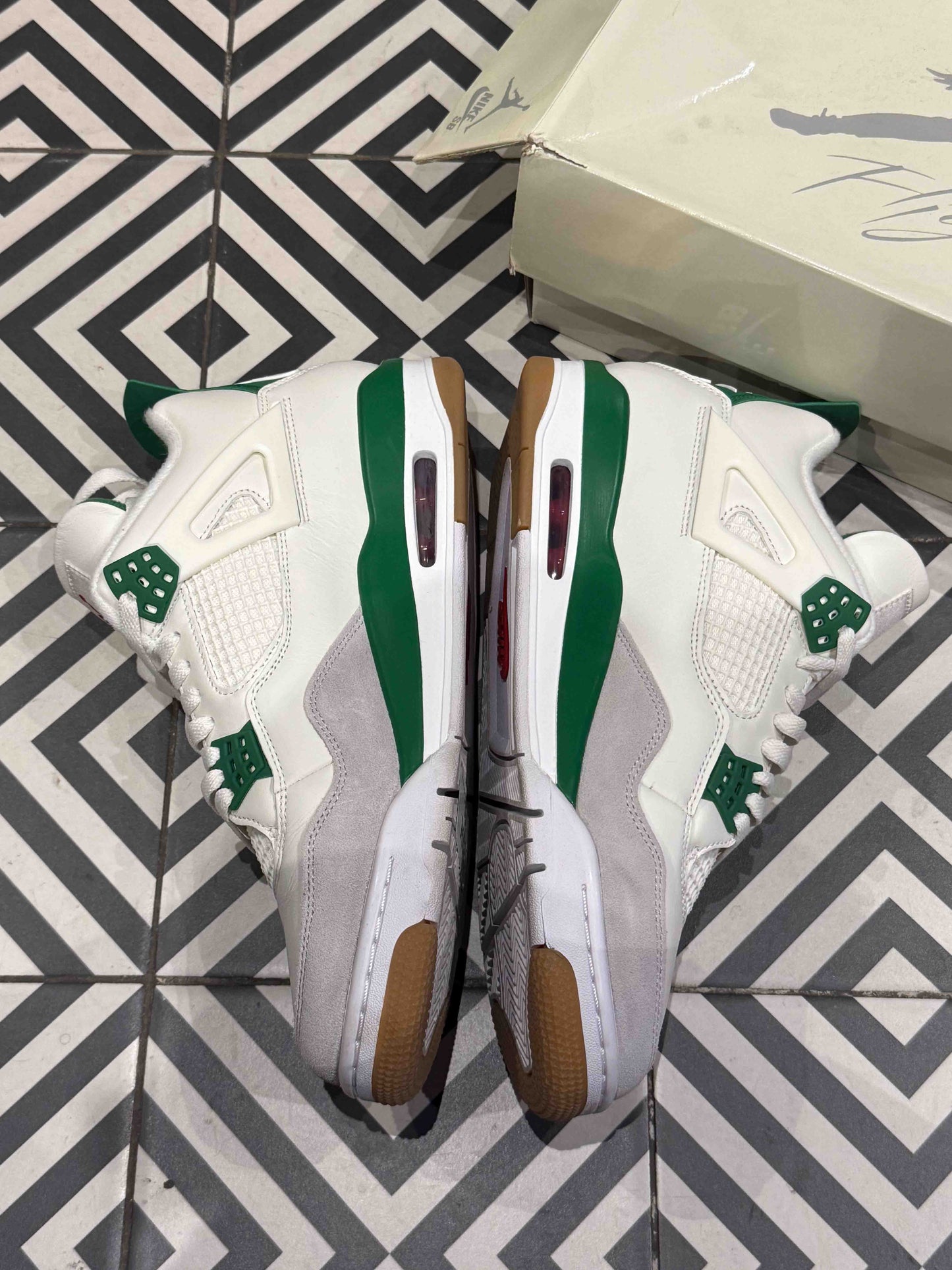 Jordan 4 SB Pine Green (Taille 45)