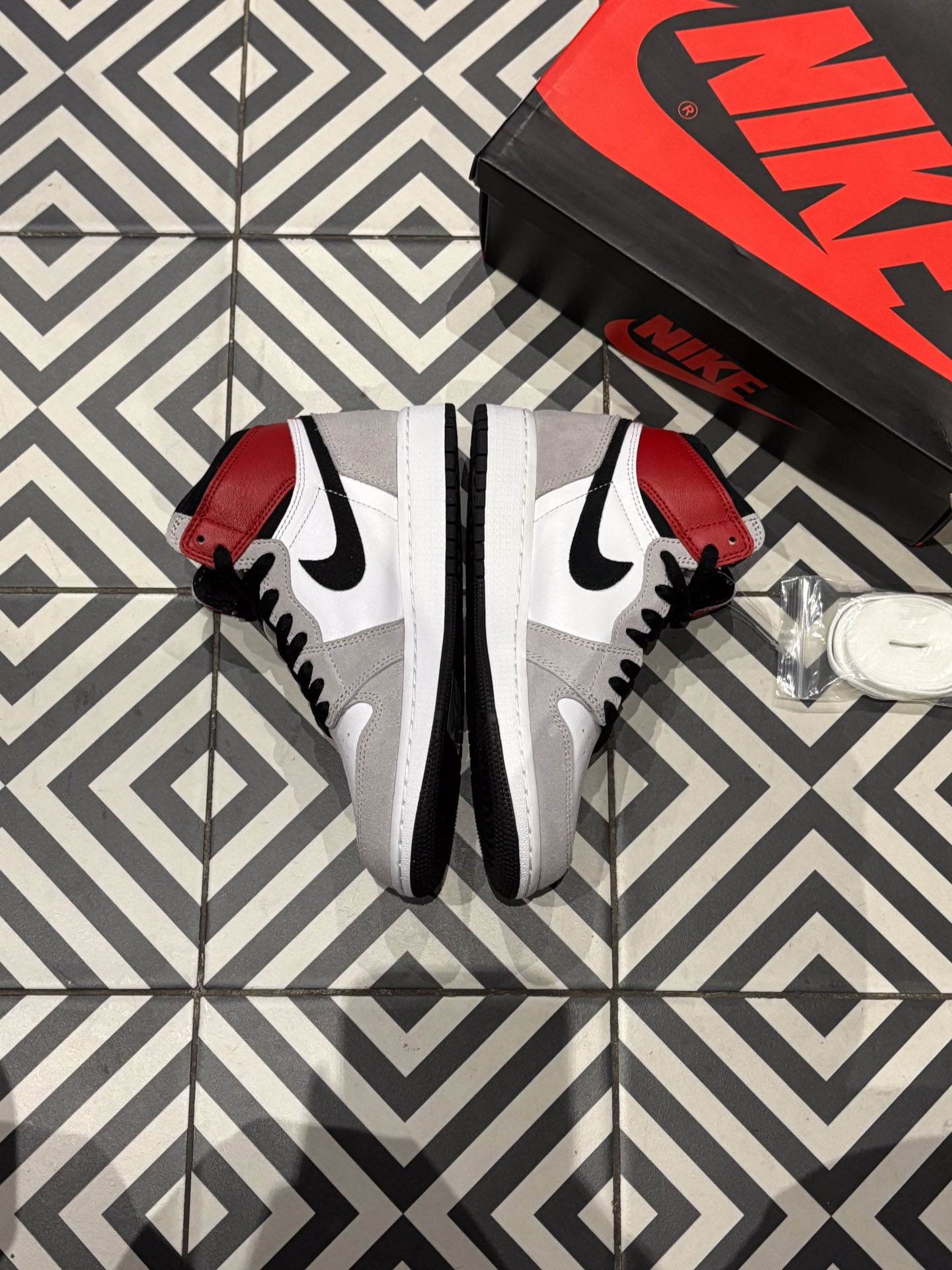 Jordan 1 High Smoke Grey GS (Taille 36,5)