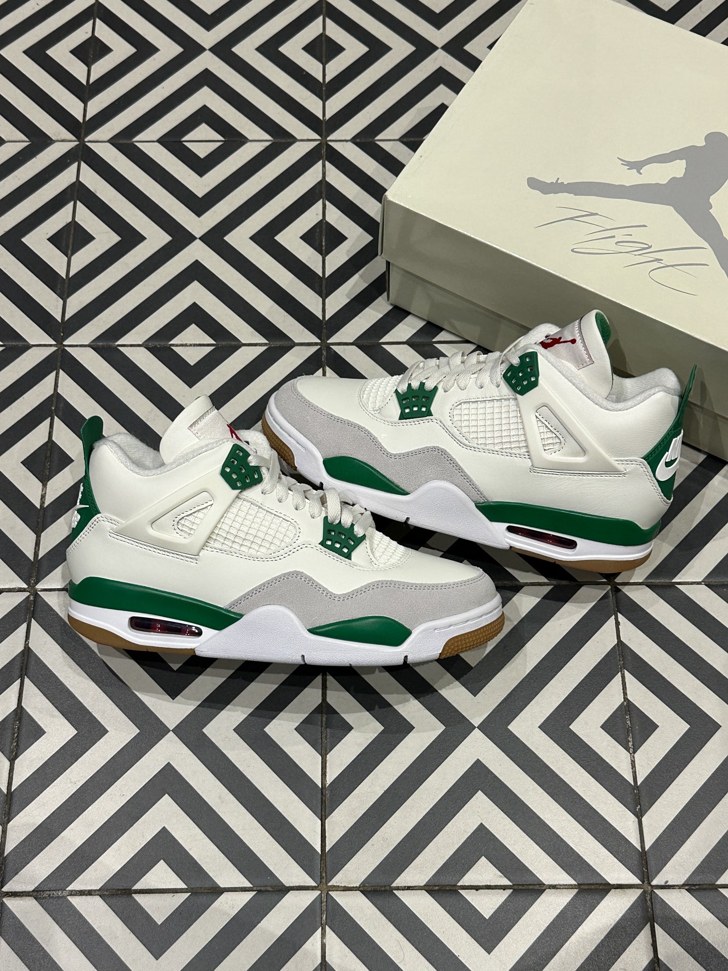 JORDAN 4 SB Pine Green (41)