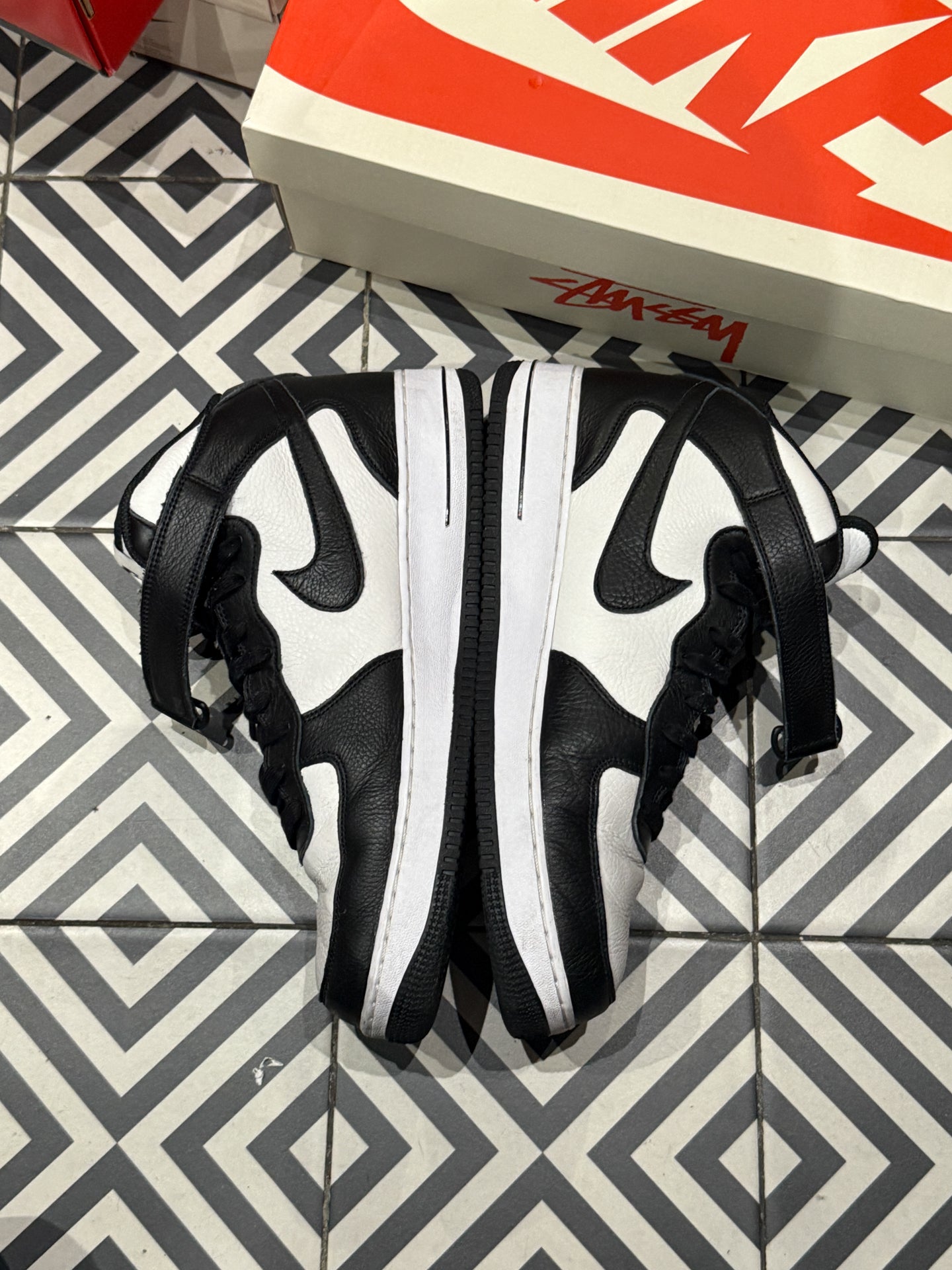 Air Force 1 Mid Stussy Black (Taille 47,5)