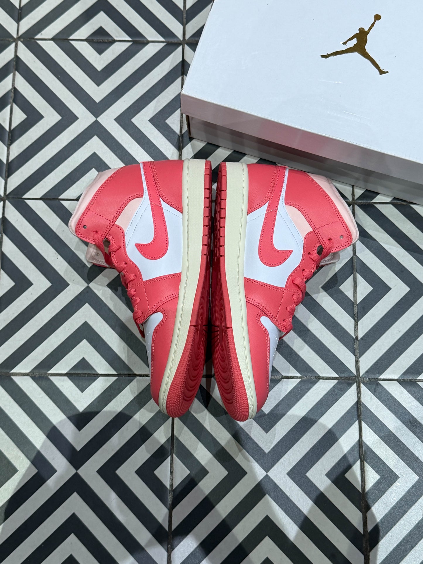 Jordan 1 Mid Coral (Taille 41)