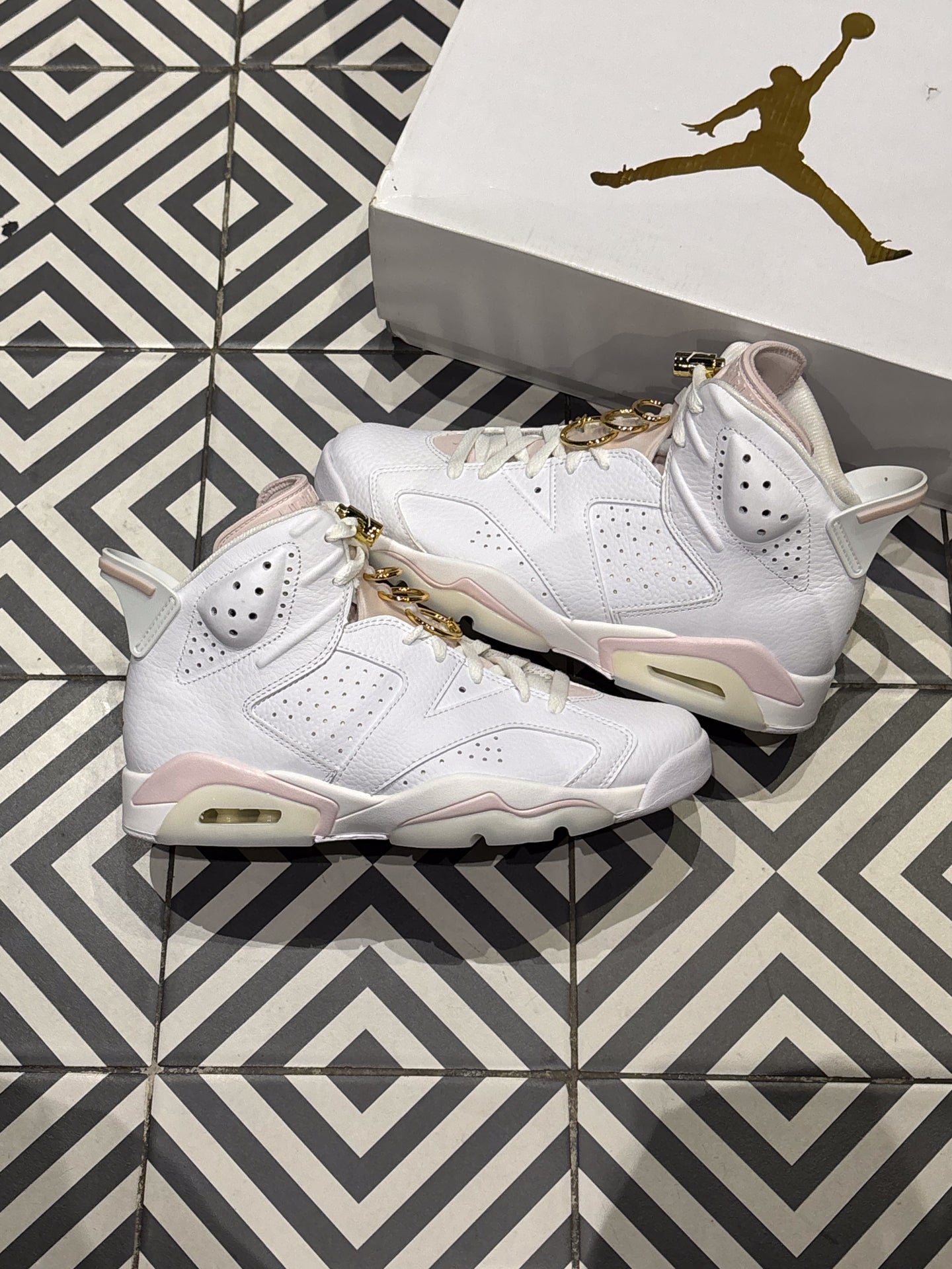 Jordan 6 Boucle d'or (Taille 41)
