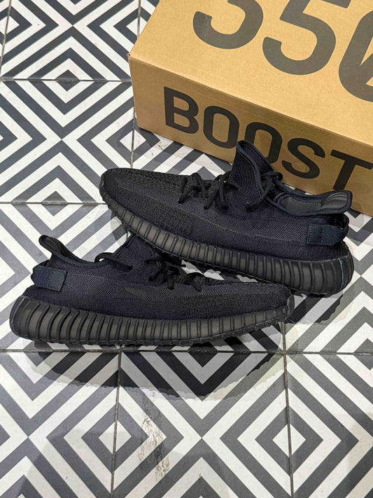 Yeezy 350 V2 Onyx (Taille 46 1/3)