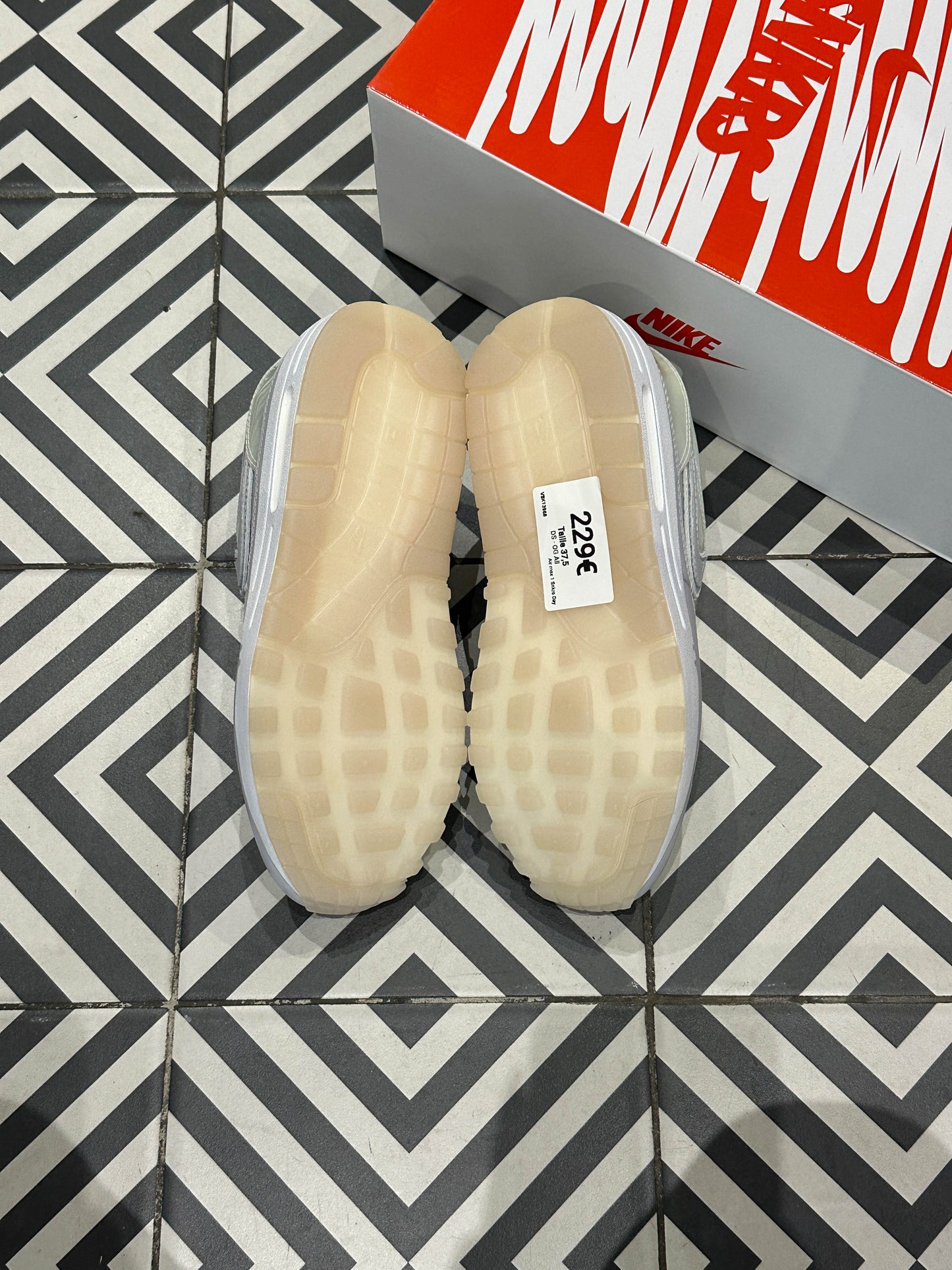 Air max 1 Snkrs Day (Taille 37,5)