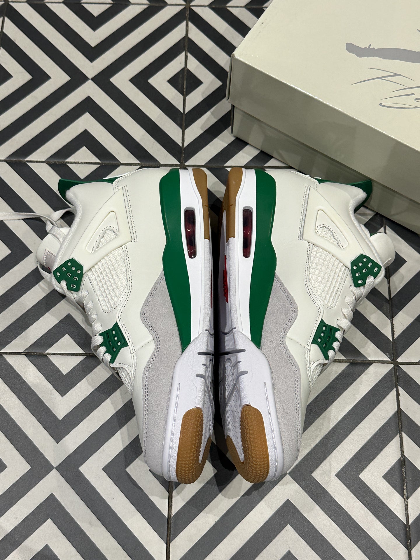 JORDAN 4 SB Pine Green (41)