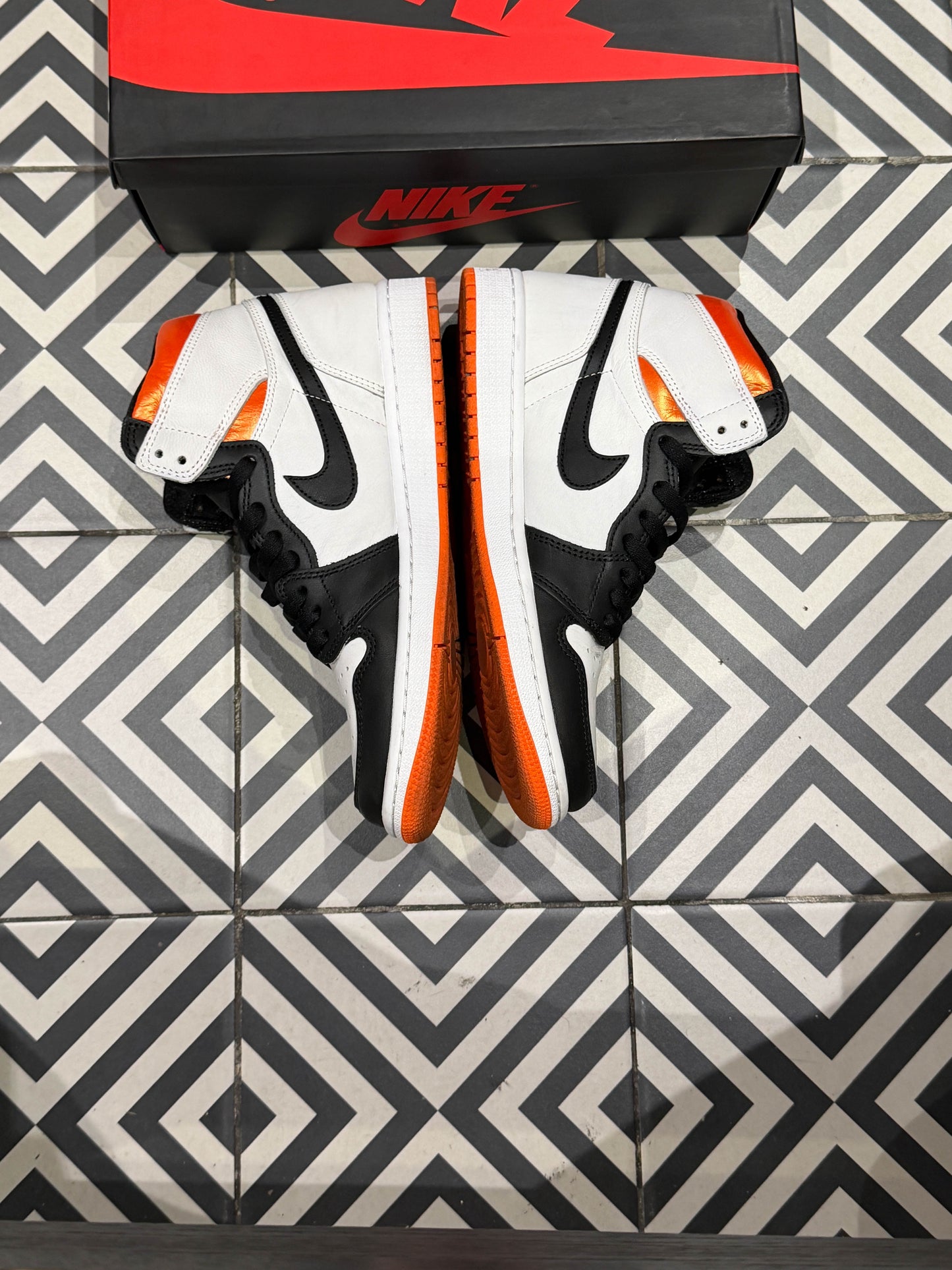 Jordan 1 High Electro Orange (Taille 42,5)