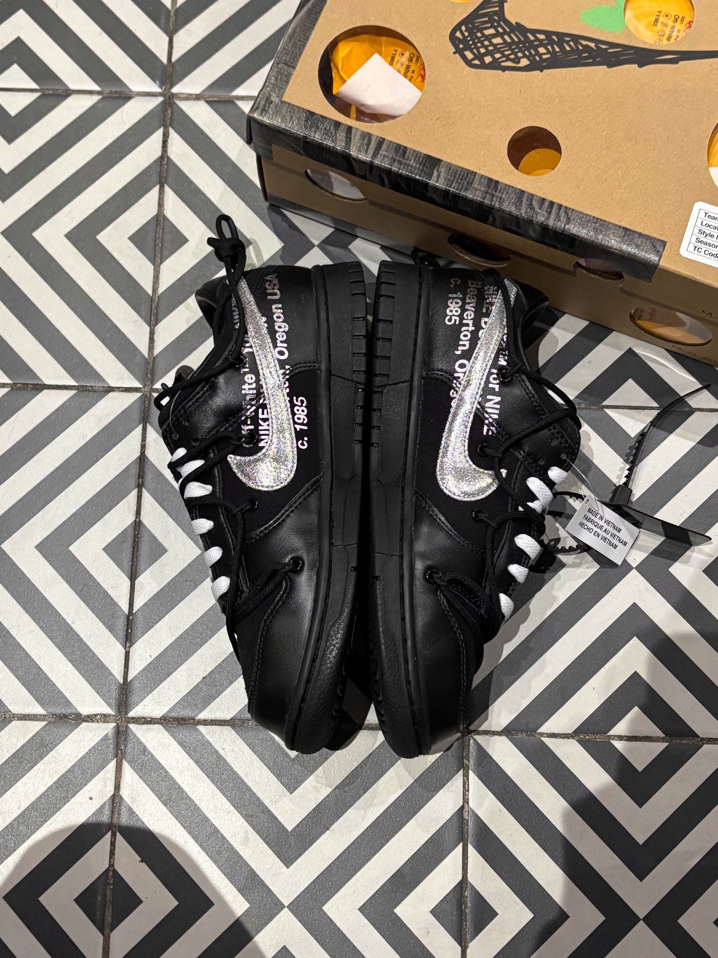 Dunk Low Off-White lot 50/50 (Taille 42)