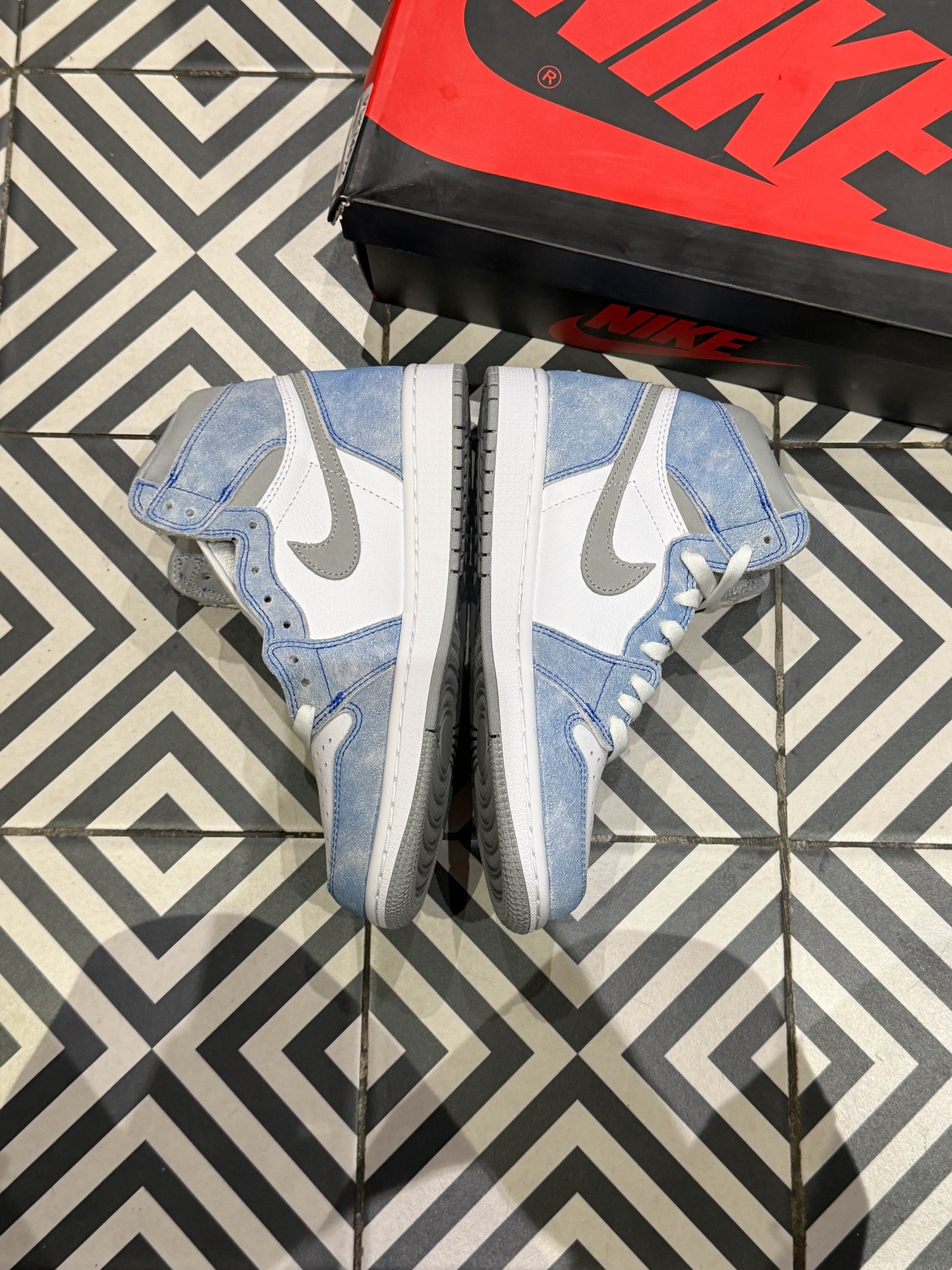 Jordan 1 High Hyper Royal (Taille 40)